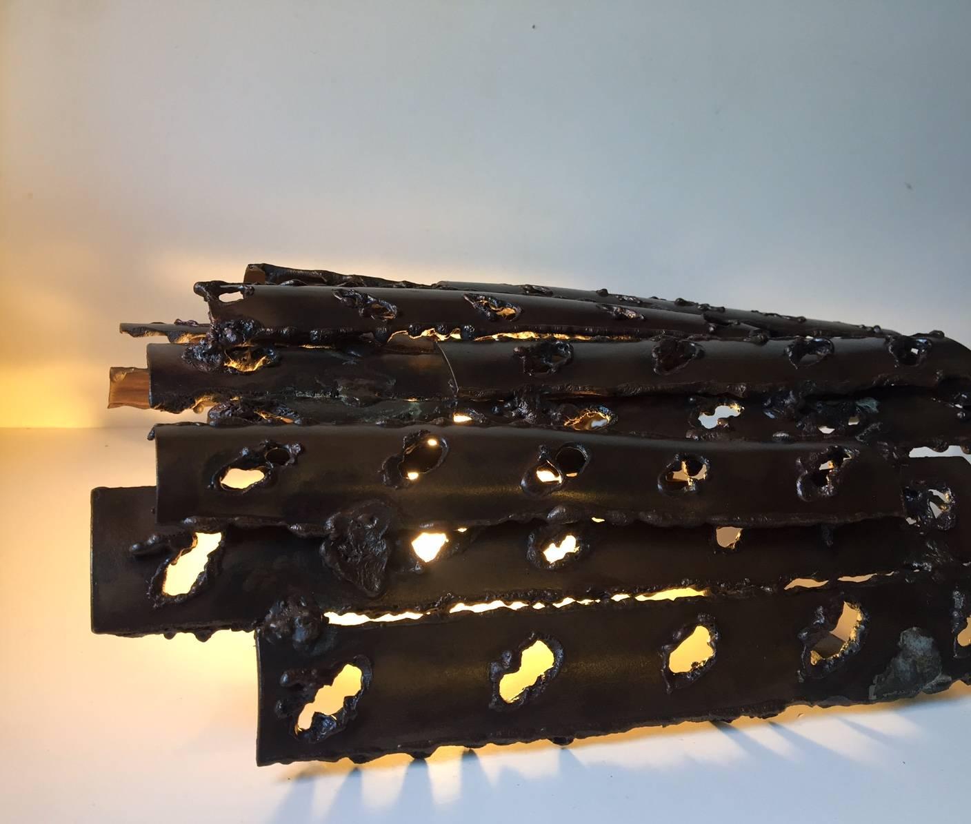 Bronze Applique brutaliste en acier bronzé à la manière de Marcello Fantoni en vente