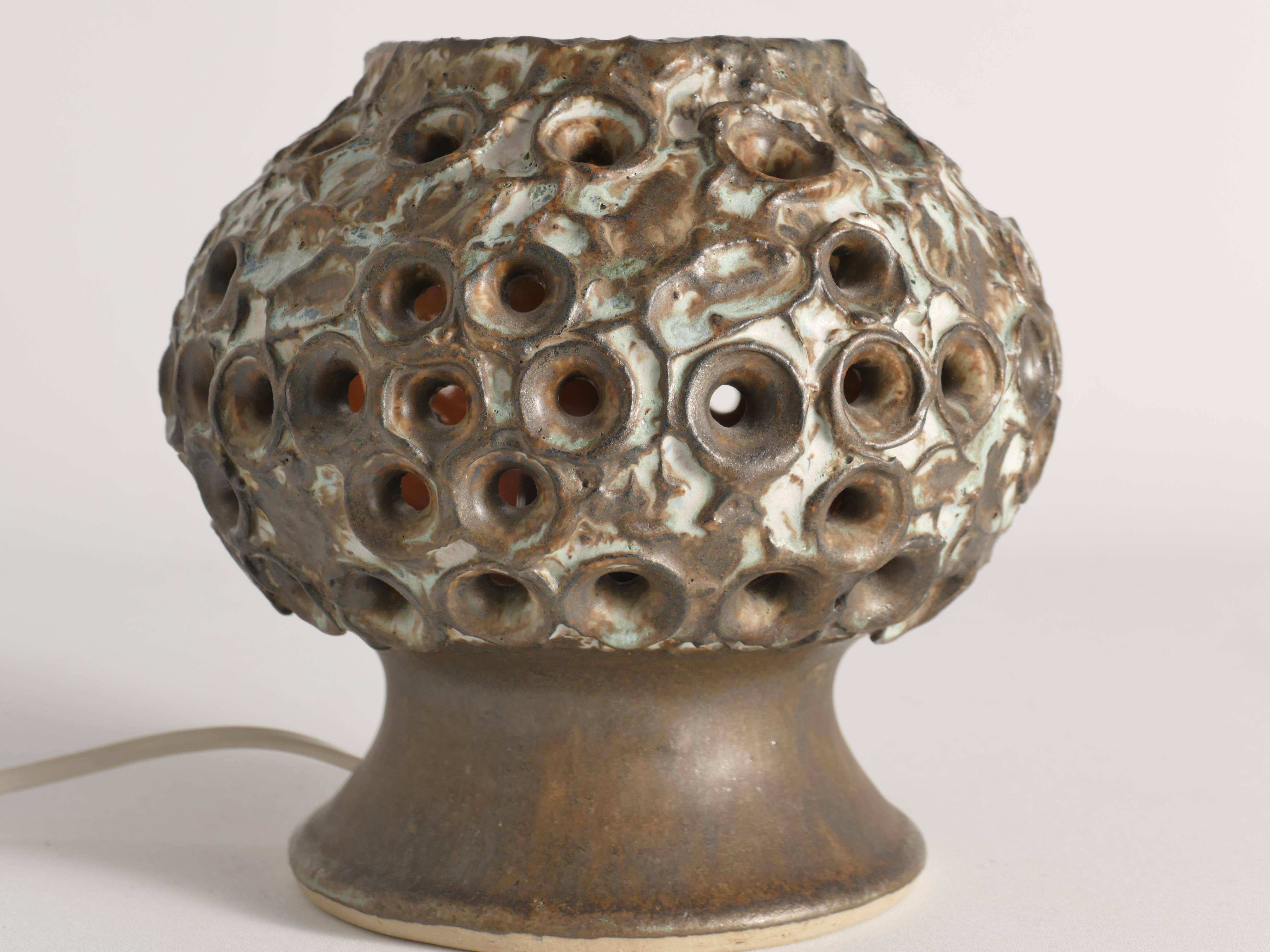 Cette lampe de table en grès brun brutaliste et moderne du milieu du siècle par EGO, Suède, est une lampe de table visuellement frappante. Cette pièce en céramique présente une texture organique et une présence sculpturale. La lampe se caractérise