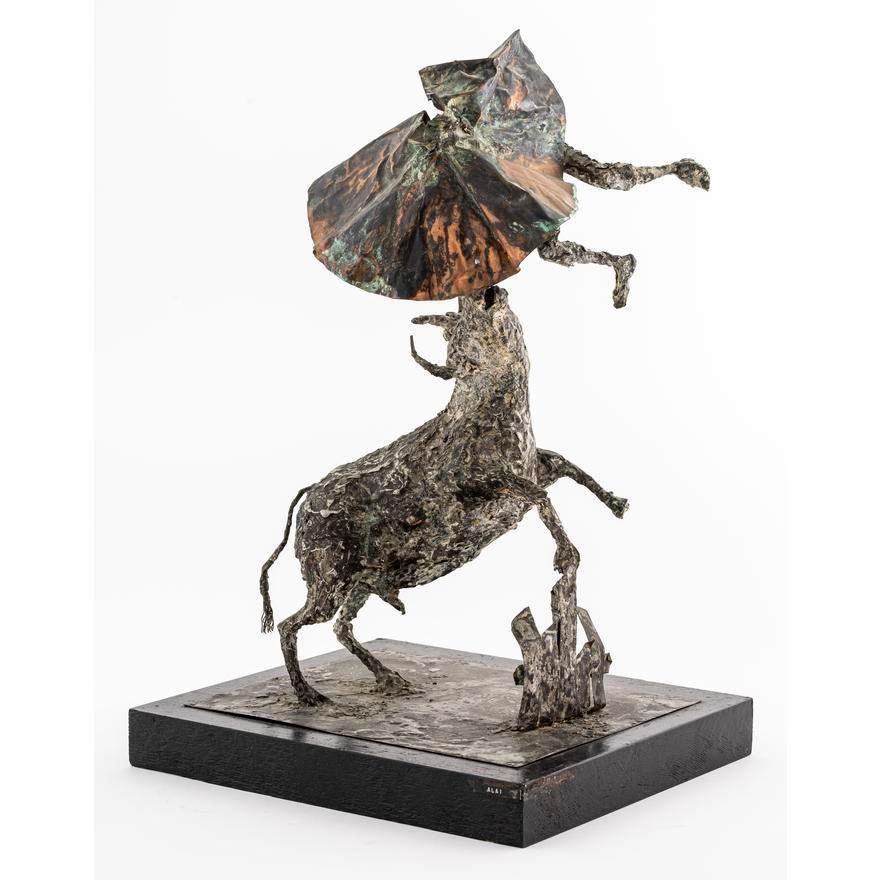 Métal Sculpture brutaliste d'un taureau jetant un Matador en vente