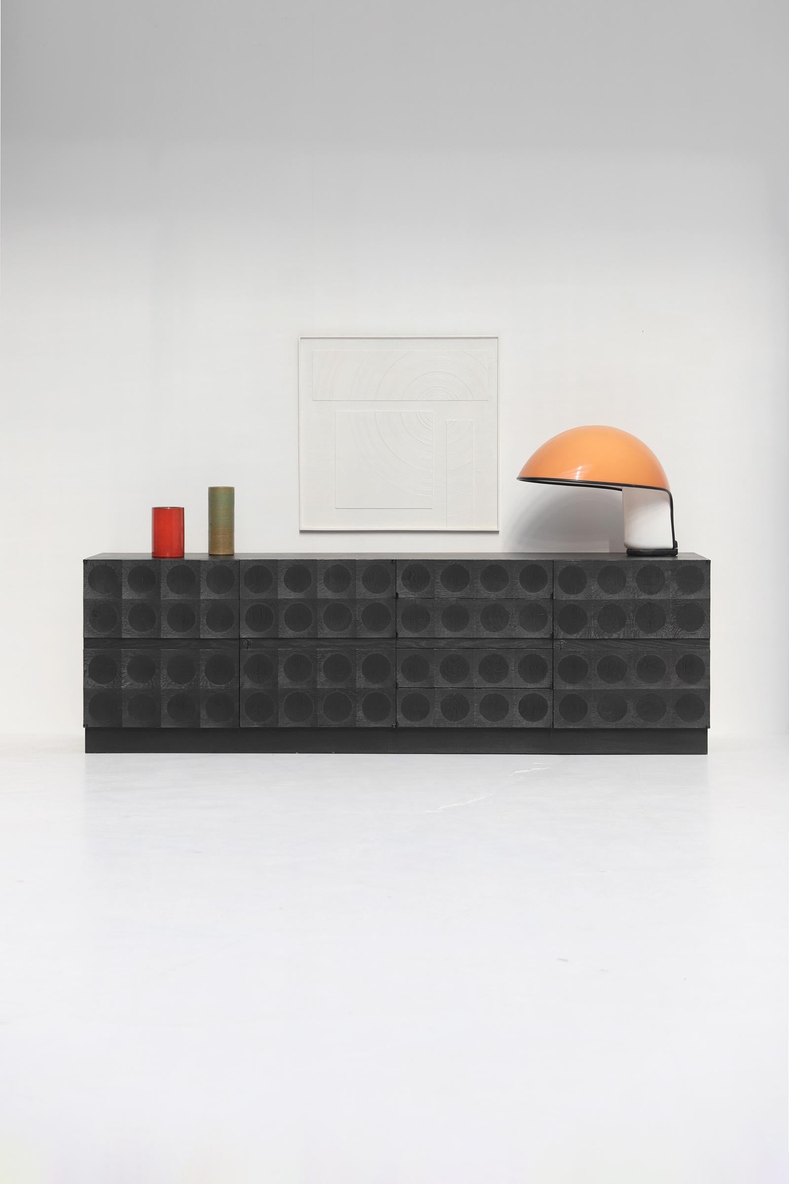 Bellissima credenza di qualità disegnata da J. Batenburg per MI, Belgio. Questa credenza decorativa può fungere da squisito centrotavola ed elemento accattivante per qualsiasi casa o ufficio. Alcuni rivenditori vendono questo prodotto/design di De