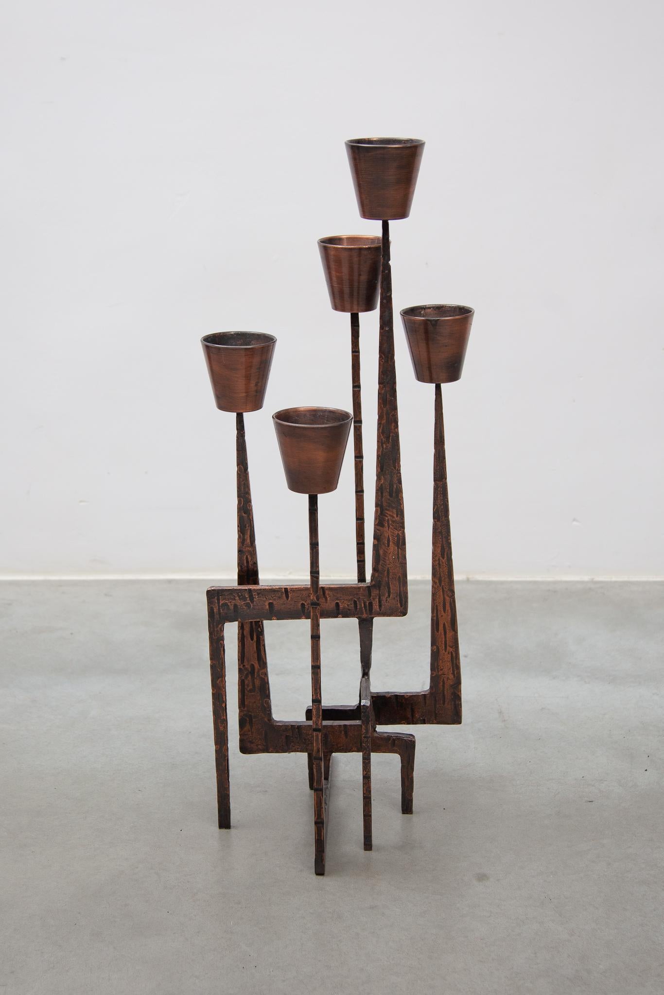 Français Candélabre brutaliste, sculpture en fer forgé, 1970, France en vente