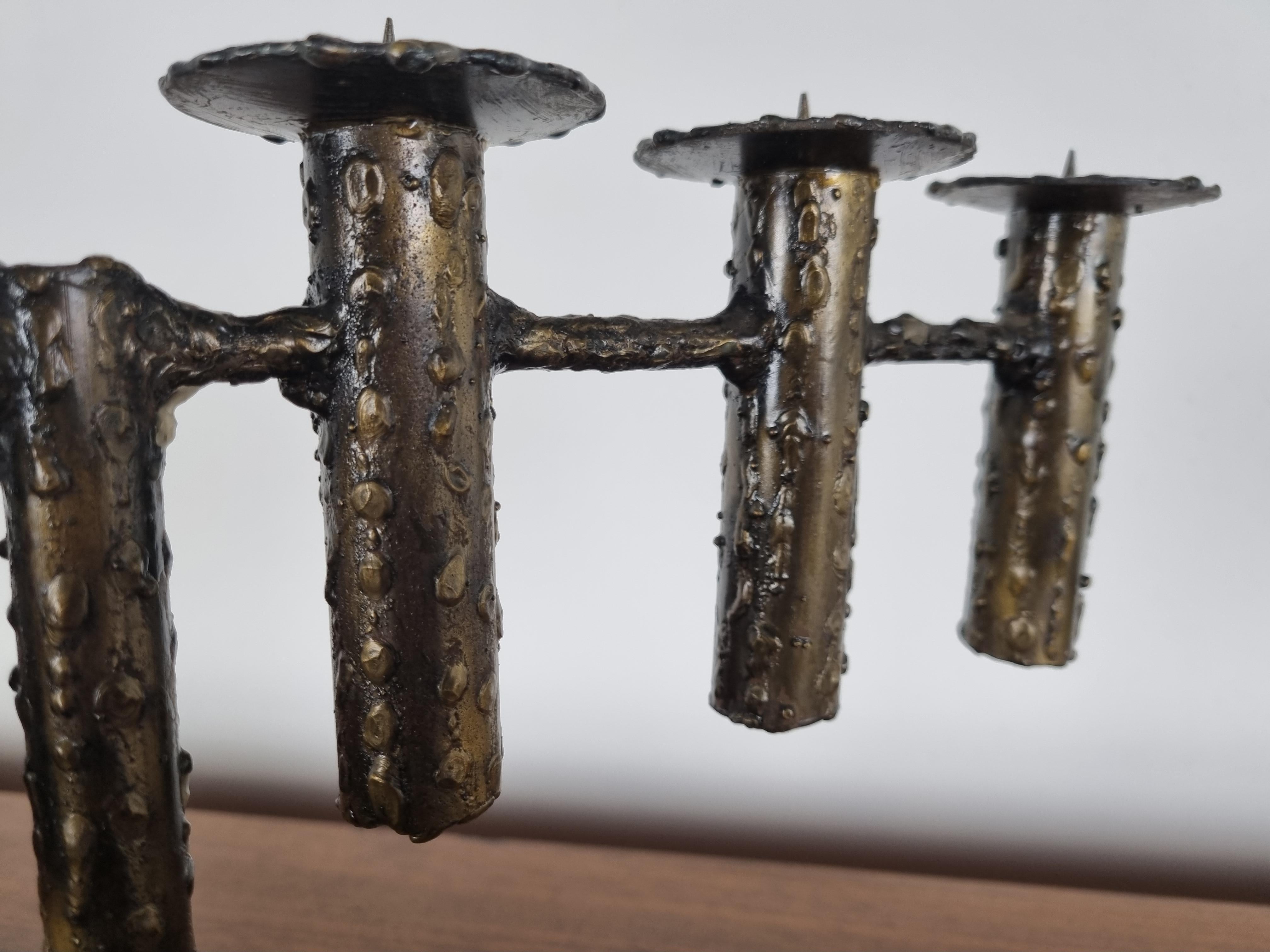 Vintage brutalist torch cut metal candle holder with 6 arms.

Beautiful and timeless piece which is very decorative.

The Brut design is very attractive.

Very good condition

1970s - Germany

Dimension:
Height: 26cm/10.23