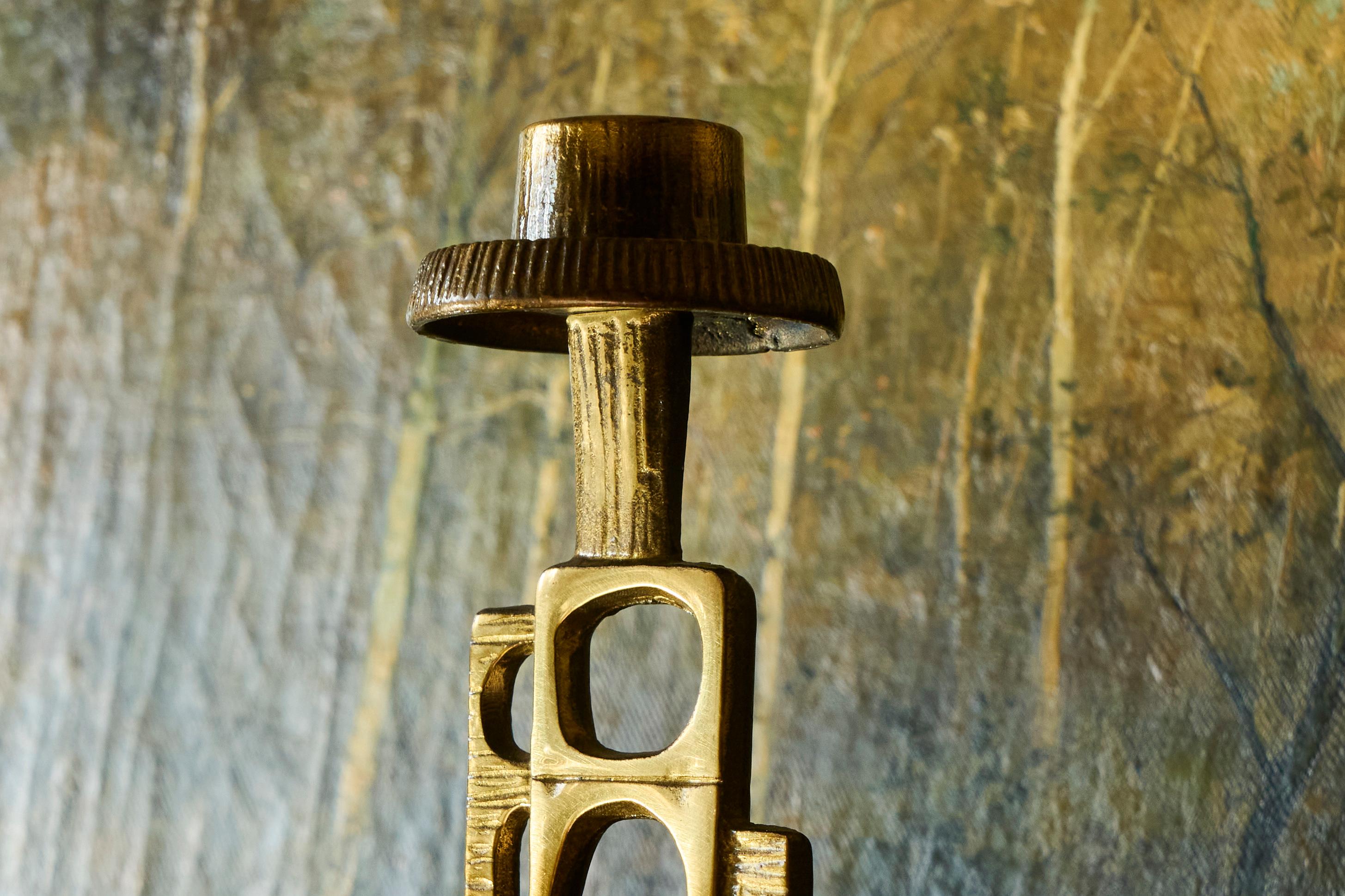 Brutalistischer Mid-Century-Kerzenständer aus patiniertem Messing im Zustand „Gut“ im Angebot in Meer, VAN