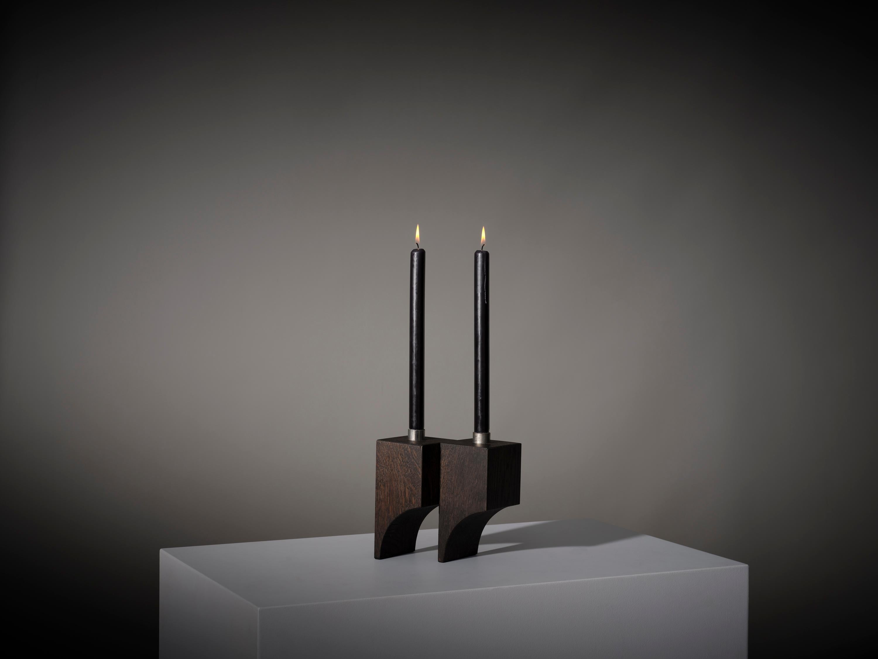 Der Acer Kerzenständer R:2 zeichnet sich durch architektonische kubische Volumen und halb gewölbte Hohlräume aus. Aus massivem Holz und Stahl gefertigt, mit Anzeichen von Handarbeit. 

Entworfen von Aad Bos und hergestellt in Amsterdam aus massiver