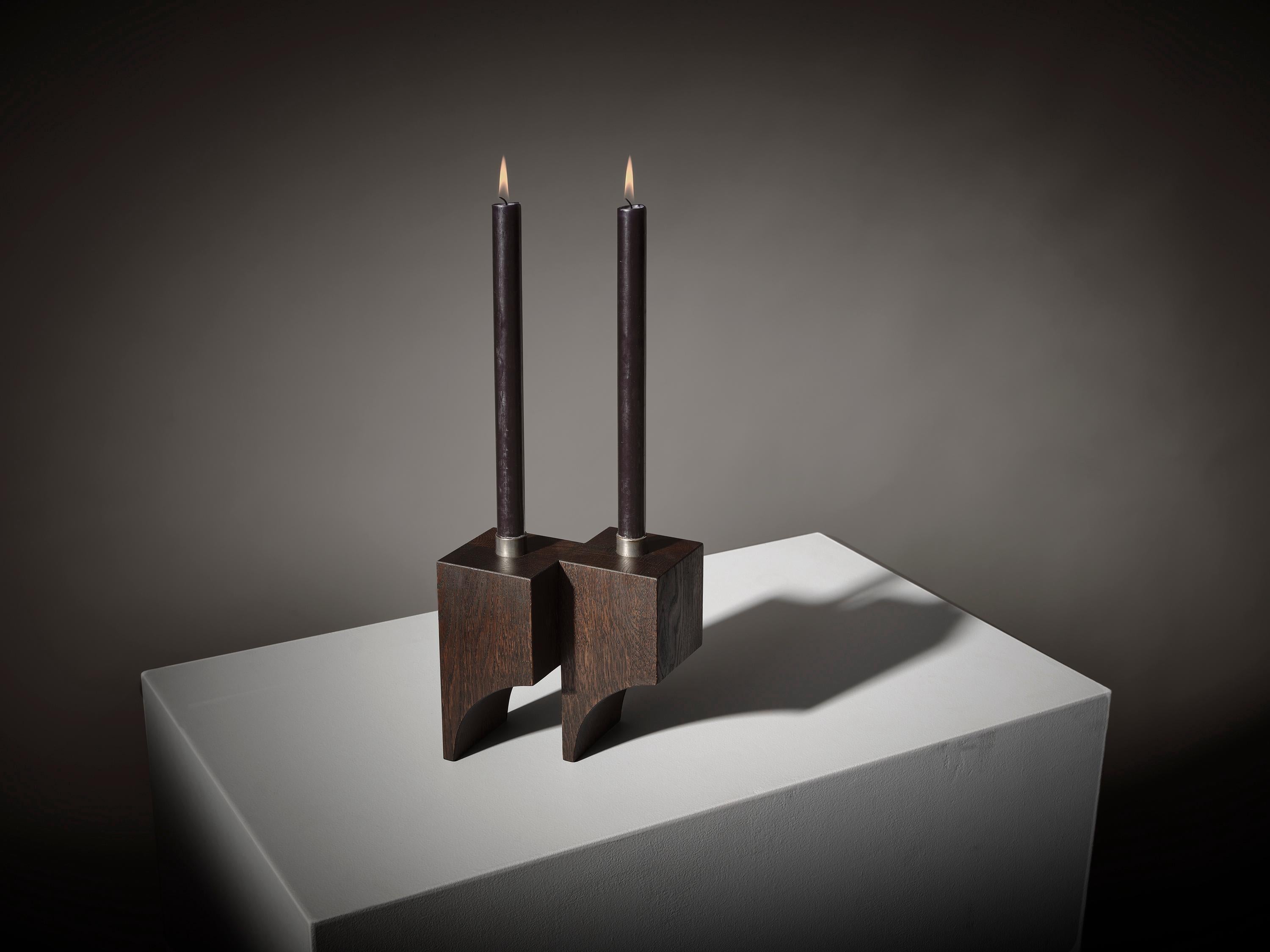 Brutalistischer Kerzenständer R:2 - Eiche schwarz massiv - von Mokko (Brutalismus) im Angebot