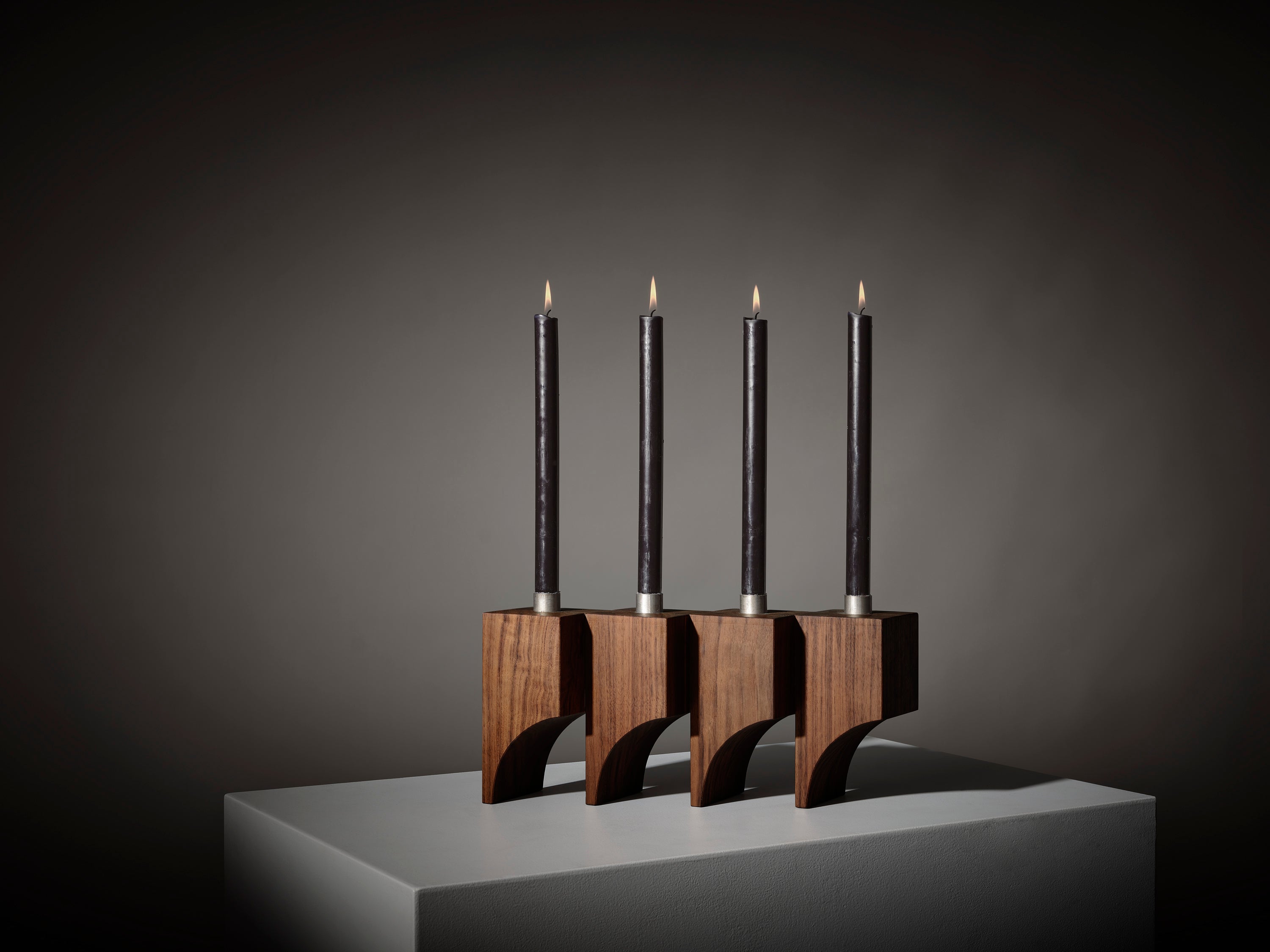 Brutalistischer Kerzenständer R:4 - Eiche schwarz massiv - von Mokko (Handgefertigt) im Angebot