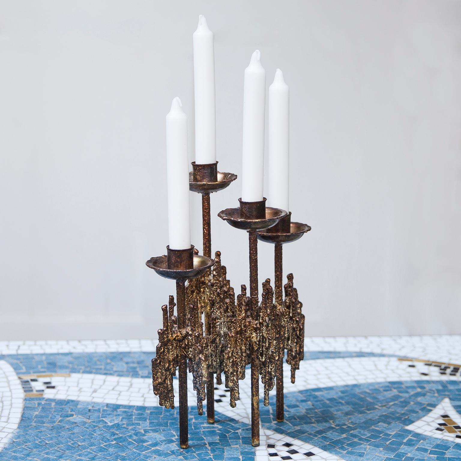Bougeoir français en métal doré massif pour quatre bougies, qui sera une pièce célèbre dans votre maison.
Mesures : 16 D x 20 W x 29 H cm.