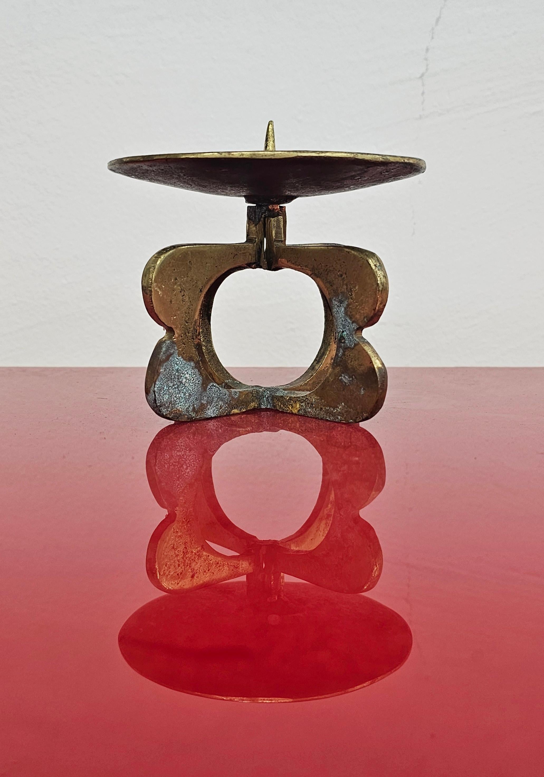 In diesem Angebot finden Sie einen wunderschönen brutalistischen Kerzenständer aus massivem Messing. Er zeichnet sich durch ein für die damalige Zeit typisches Design aus. Hergestellt in Österreich in den 1970er Jahren.

Sehr guter Vintage-Zustand