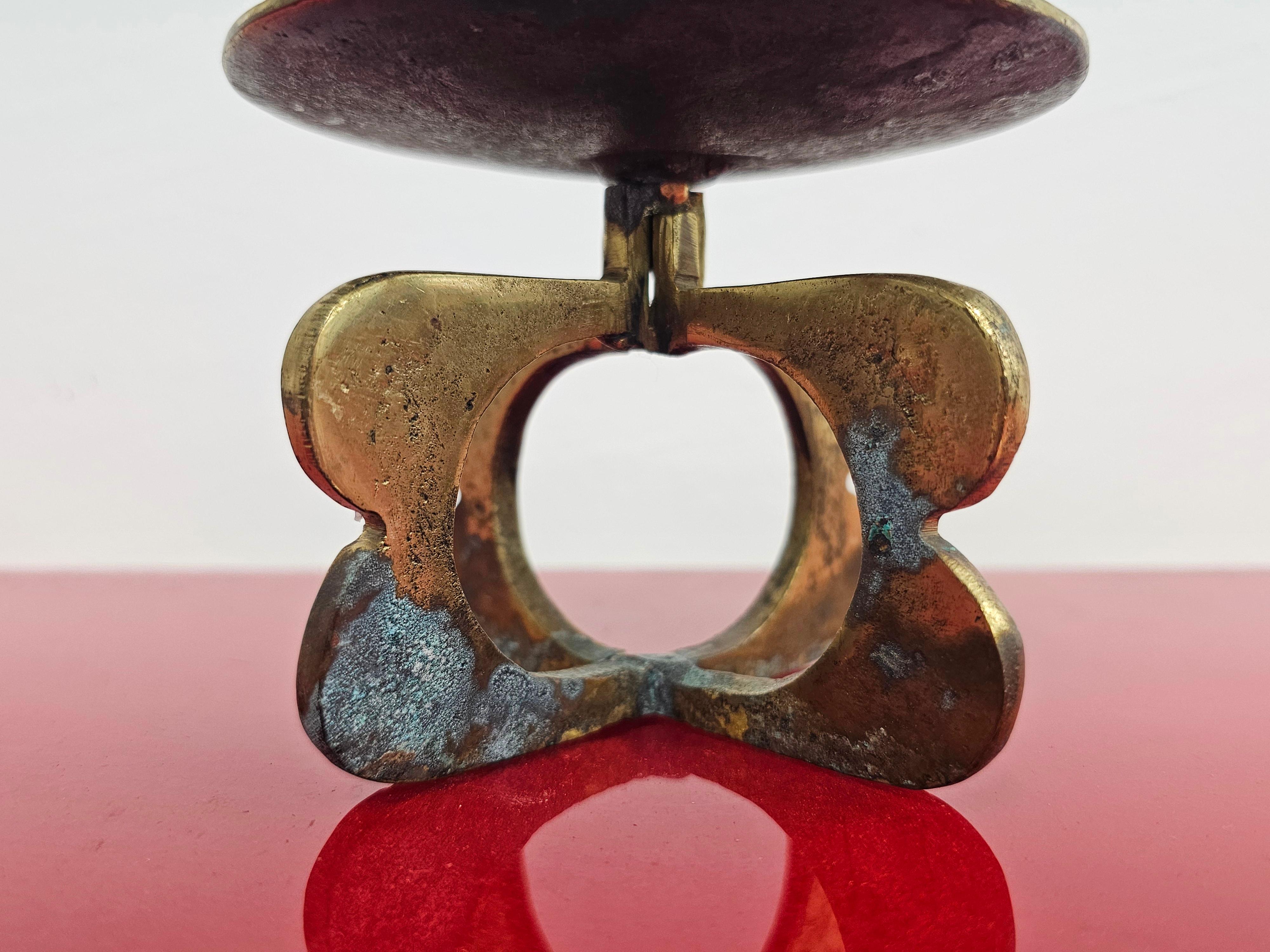Brutalistischer Kerzenständer aus massivem Messing, Österreich 1970er Jahre (Ende des 20. Jahrhunderts) im Angebot