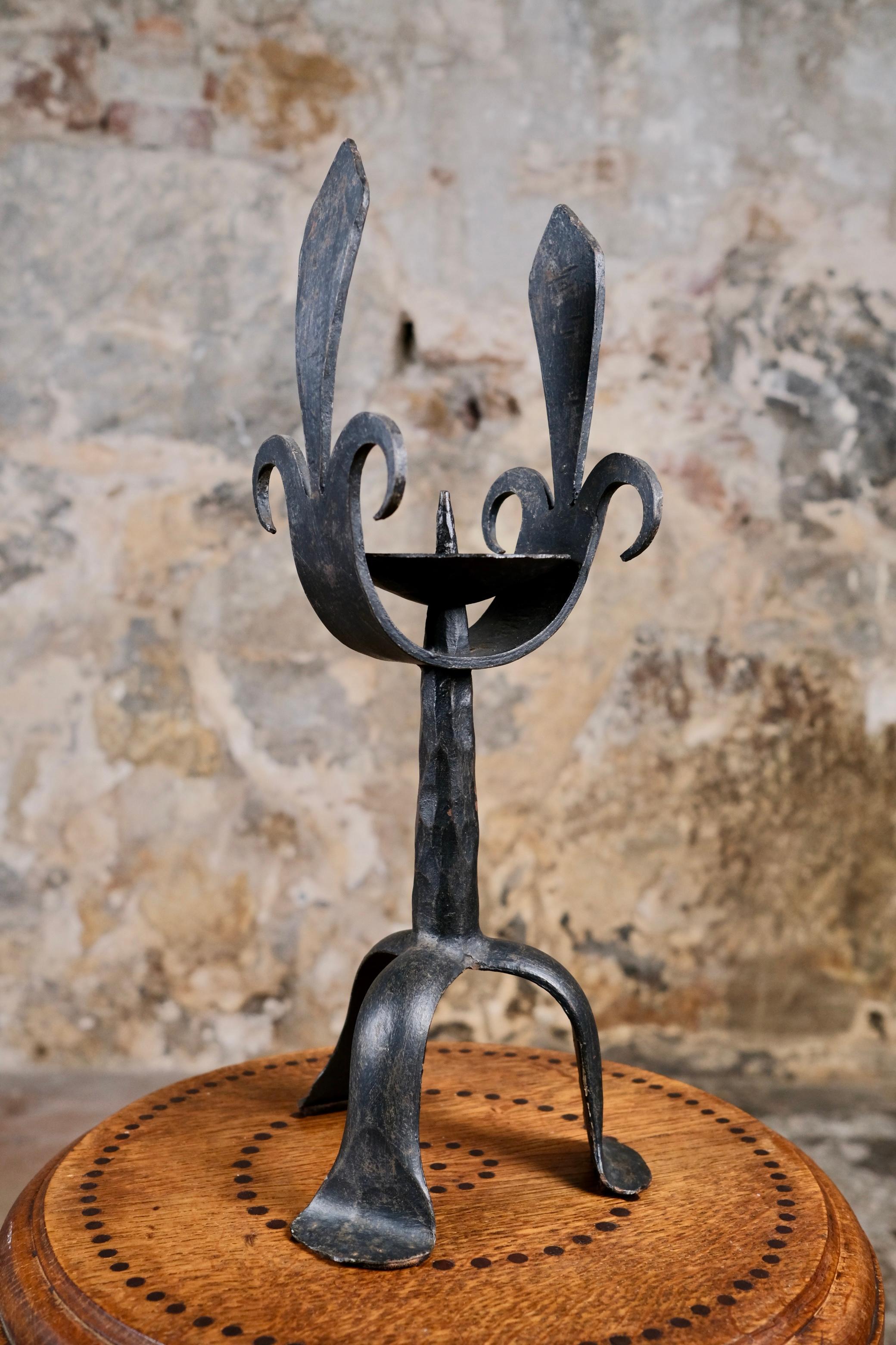 Klobiger Kerzenhalter aus Schmiedeeisen, hergestellt in Frankreich Anfang des 20. Jahrhunderts.
Stabil, sehr schön und elegant. Für große Kerzen.
Schöne Abmessungen: H41,5cm, T16cm
