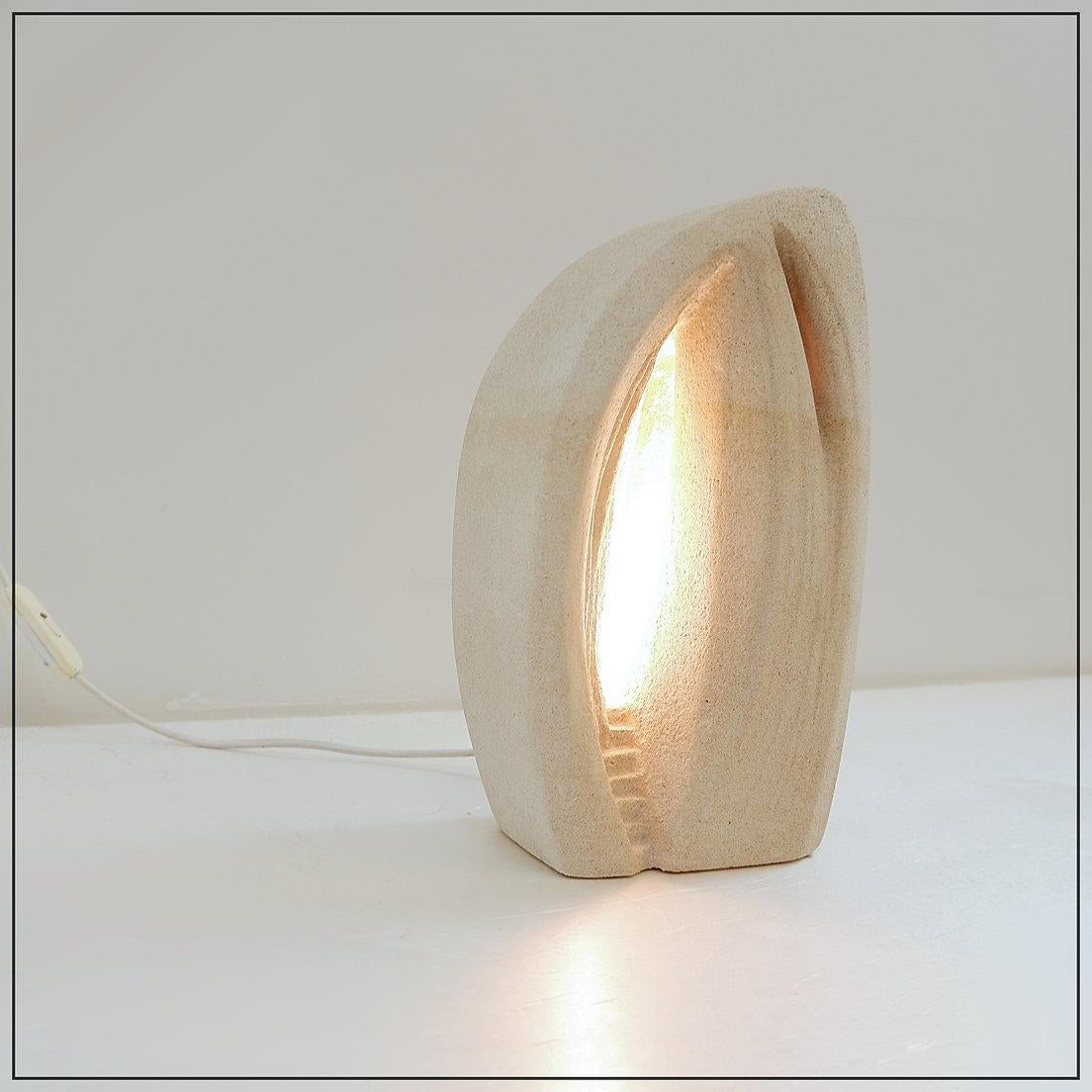 Lampe de table brutaliste en pierre calcaire sculptée - Circa 1980 en vente 3