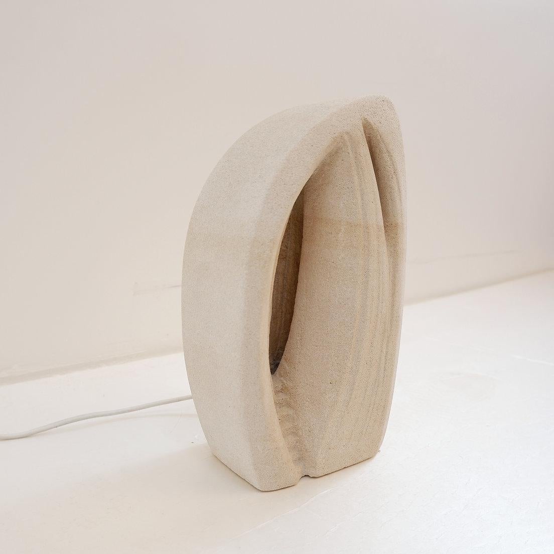 Lampe de table brutaliste en pierre calcaire sculptée - Circa 1980
Arsène Galisson Style - France
Dimensions : 17x9 cm H : 30,5cm 
Poids :  ~ 7 kg
Matière : Pierre 
