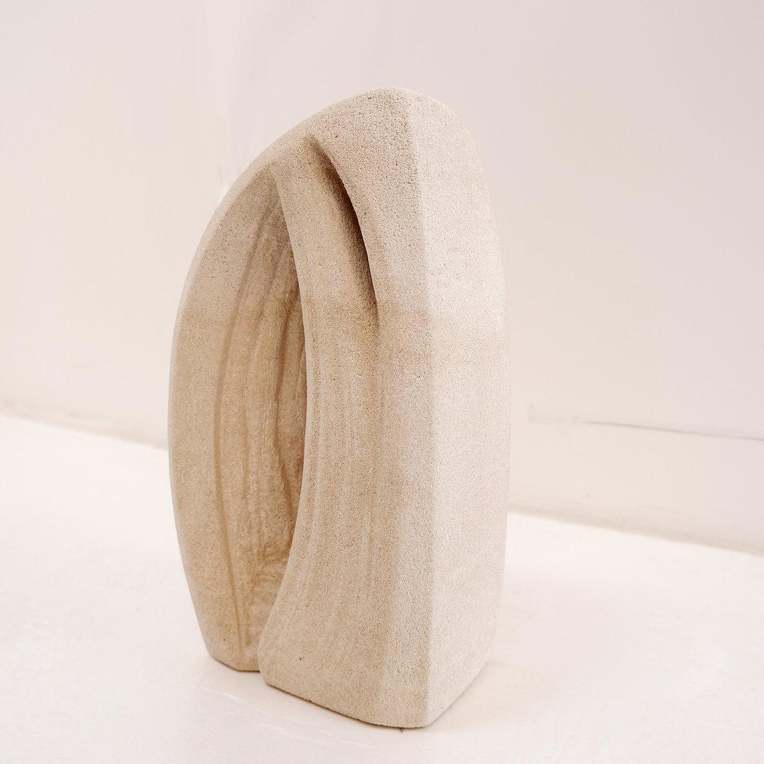 20ième siècle Lampe de table brutaliste en pierre calcaire sculptée - Circa 1980 en vente