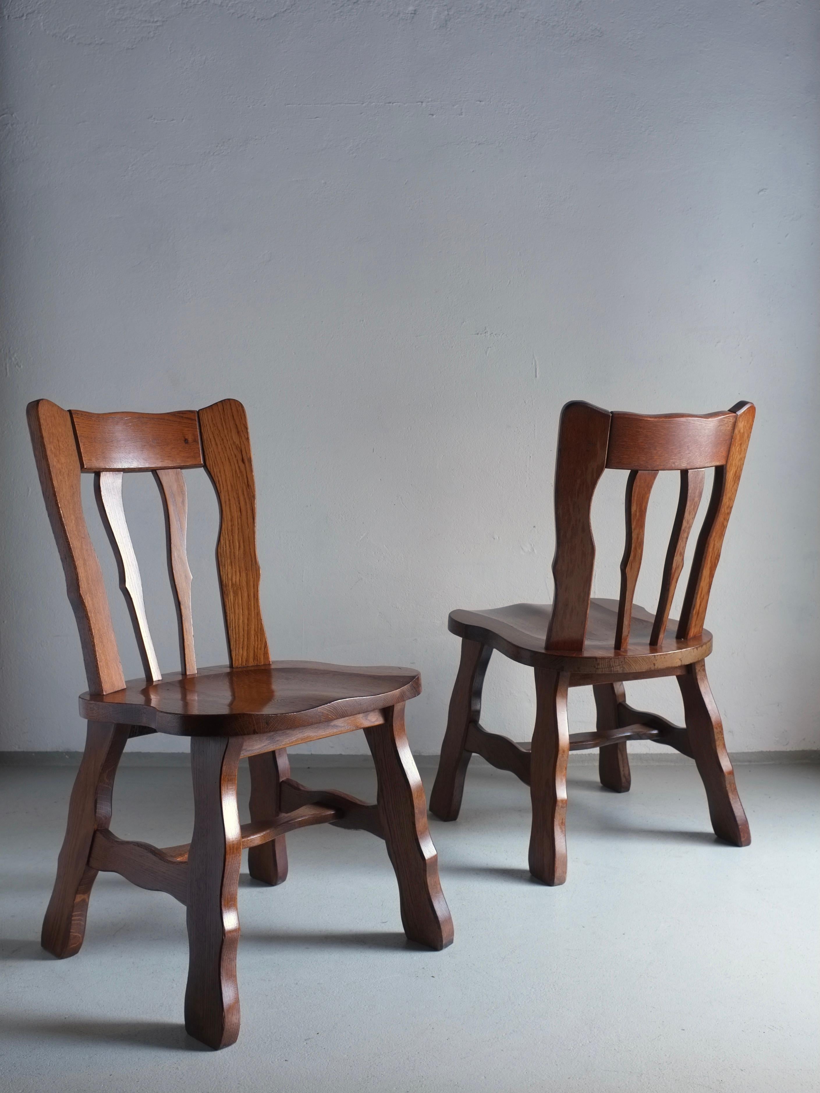 Set of 2 brutalist oak chairs with carved details, very heavy and stable.

Additional information:
Country of manufacture: Belgium
Period: 1970s
Dimensions: W 45.5 cm x D 51 cm x H 87 cm, H(seat) 44 cm
Condition: Good vintage condition