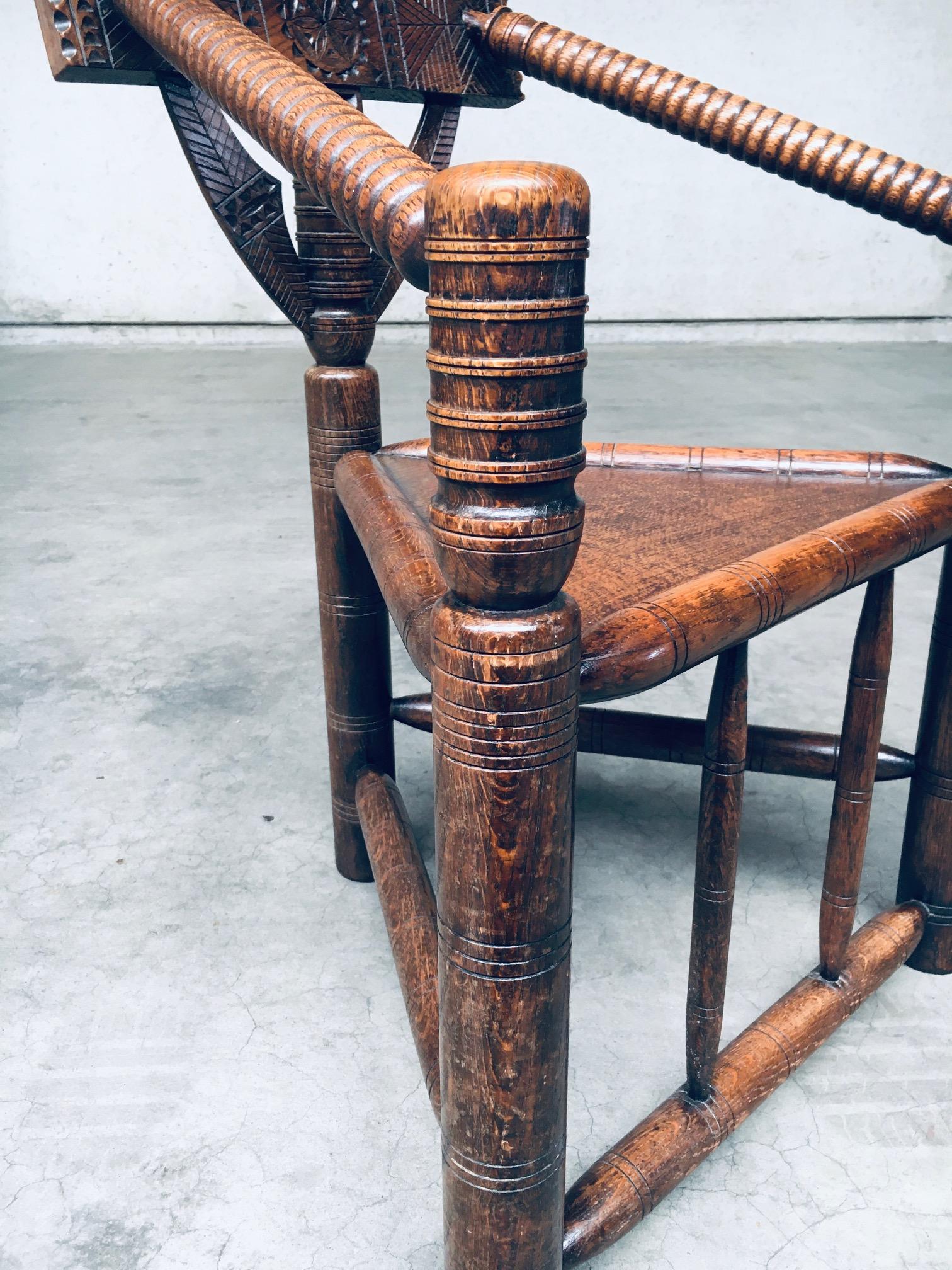 Chaise MONK brutaliste à trois pieds en chêne sculpté, Suède, années 1930 en vente 4