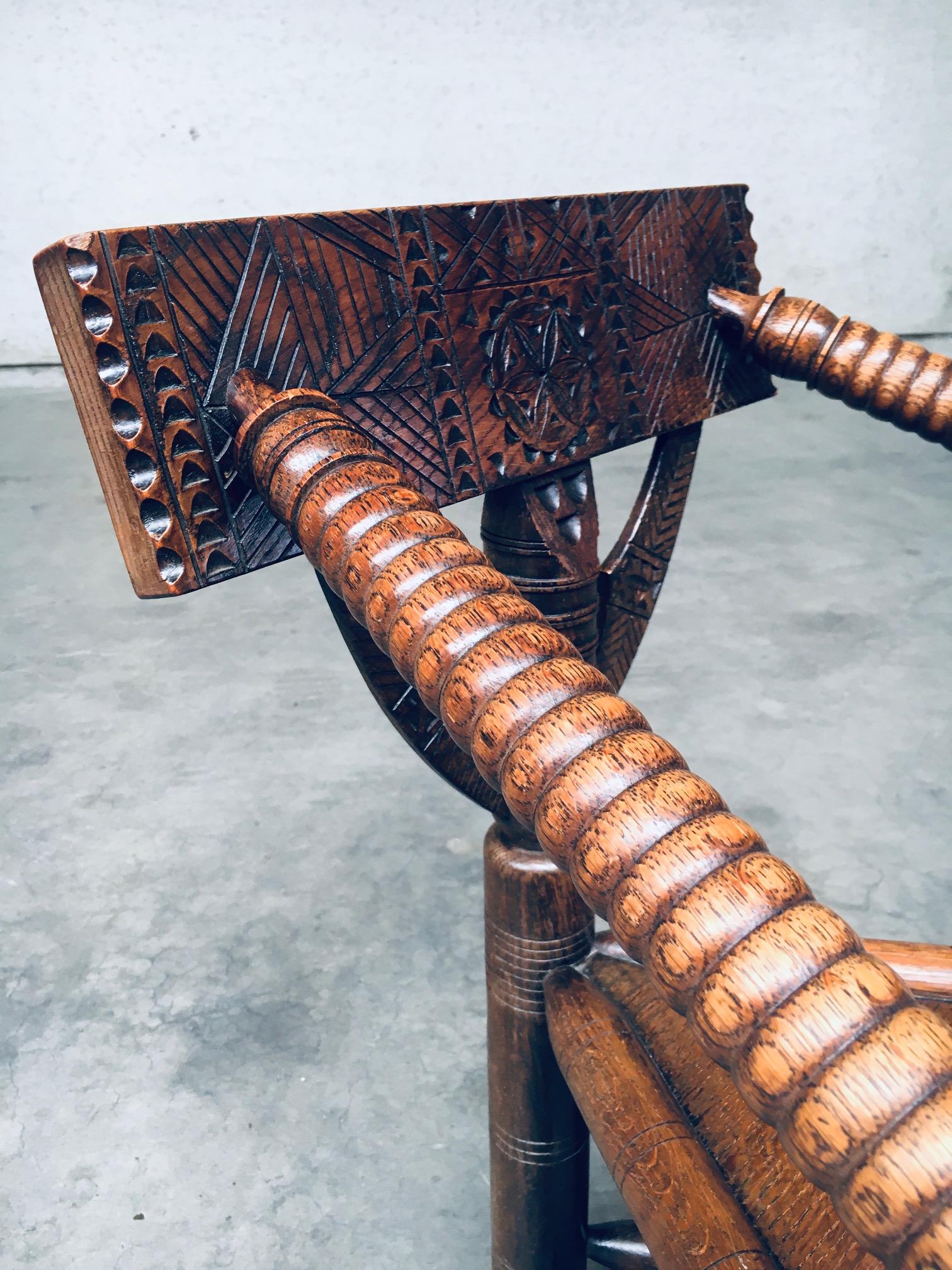 Chaise MONK brutaliste à trois pieds en chêne sculpté, Suède, années 1930 en vente 6
