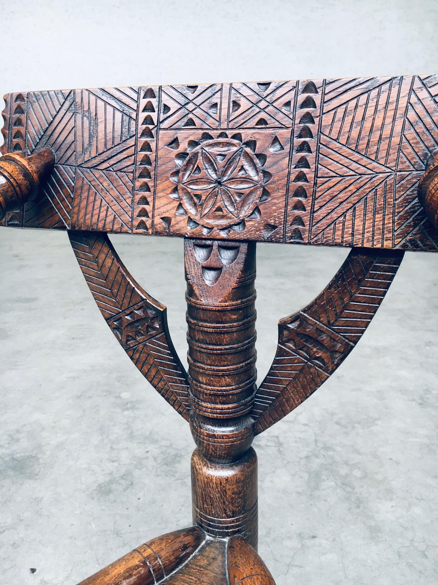 Chaise MONK brutaliste à trois pieds en chêne sculpté, Suède, années 1930 en vente 7