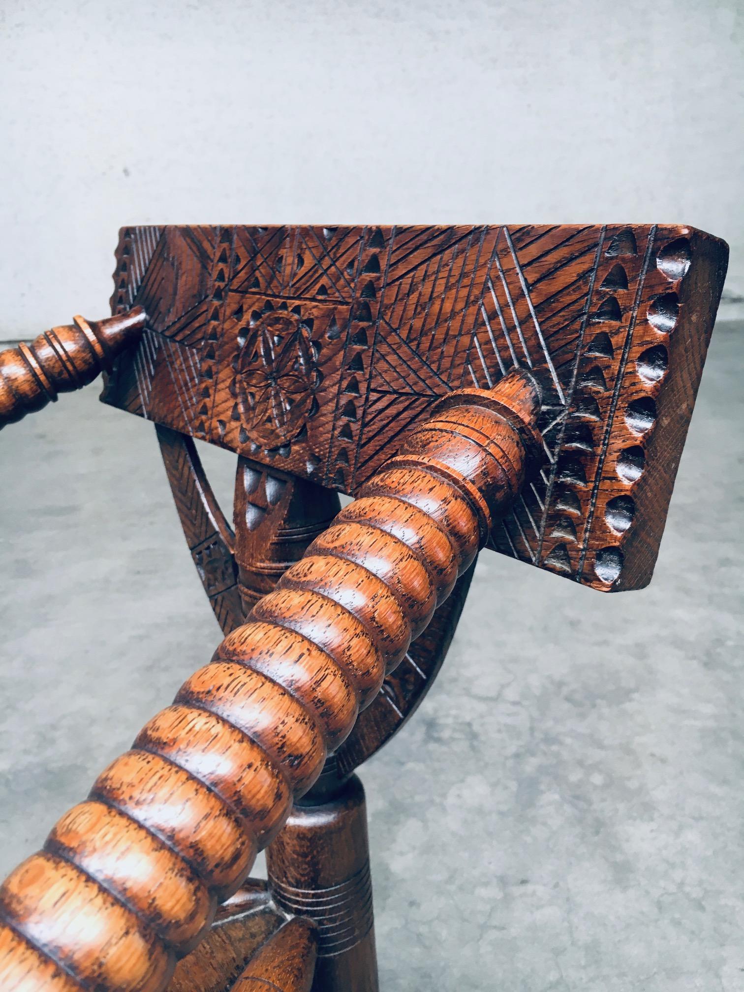 Chaise MONK brutaliste à trois pieds en chêne sculpté, Suède, années 1930 en vente 8