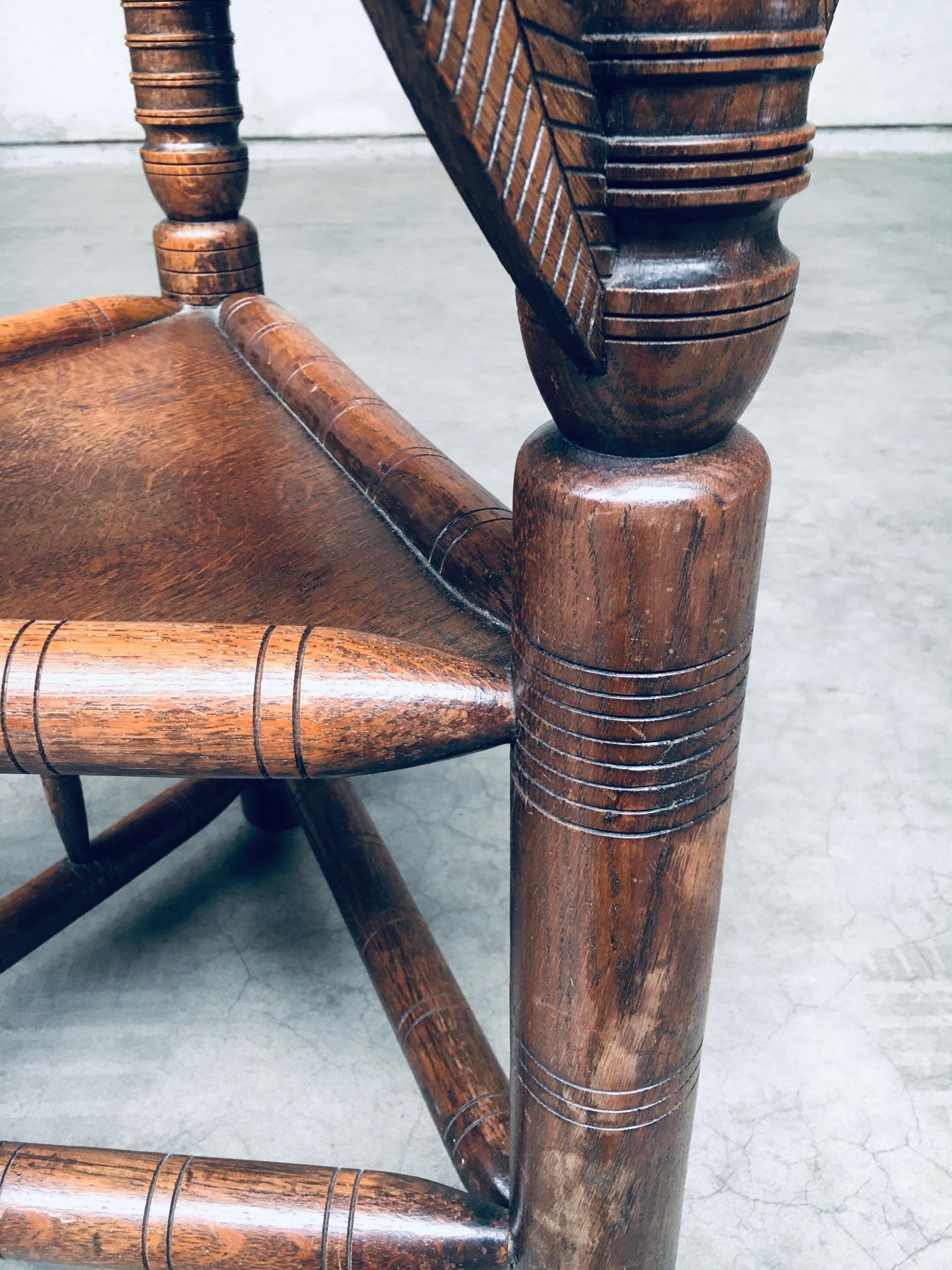Chaise MONK brutaliste à trois pieds en chêne sculpté, Suède, années 1930 en vente 9