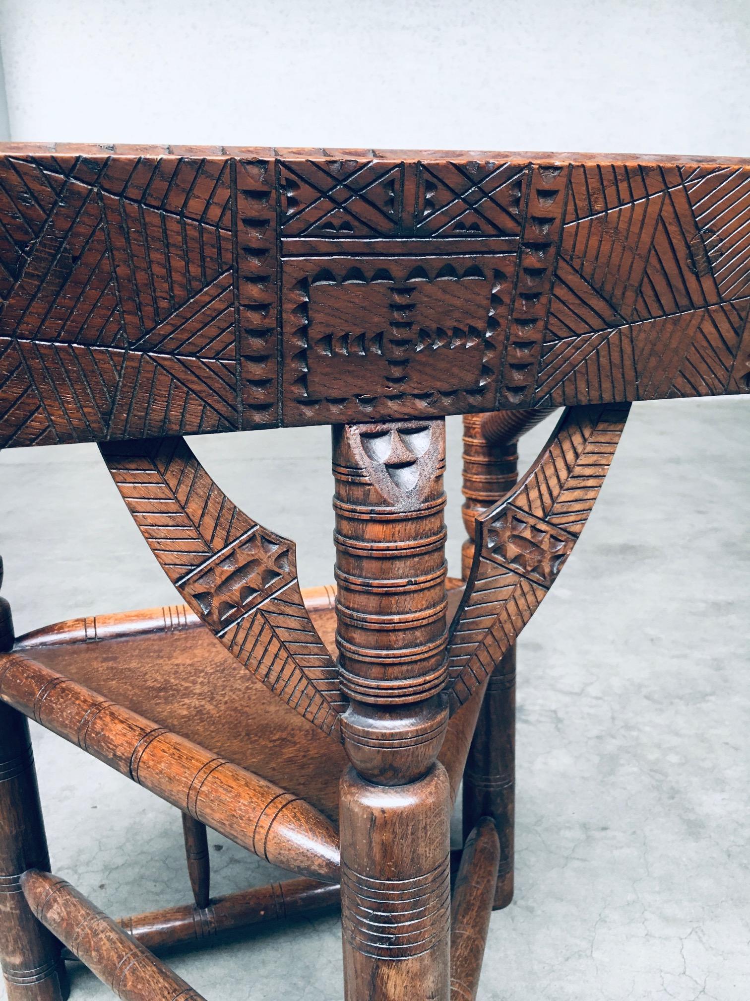 Chaise MONK brutaliste à trois pieds en chêne sculpté, Suède, années 1930 en vente 10