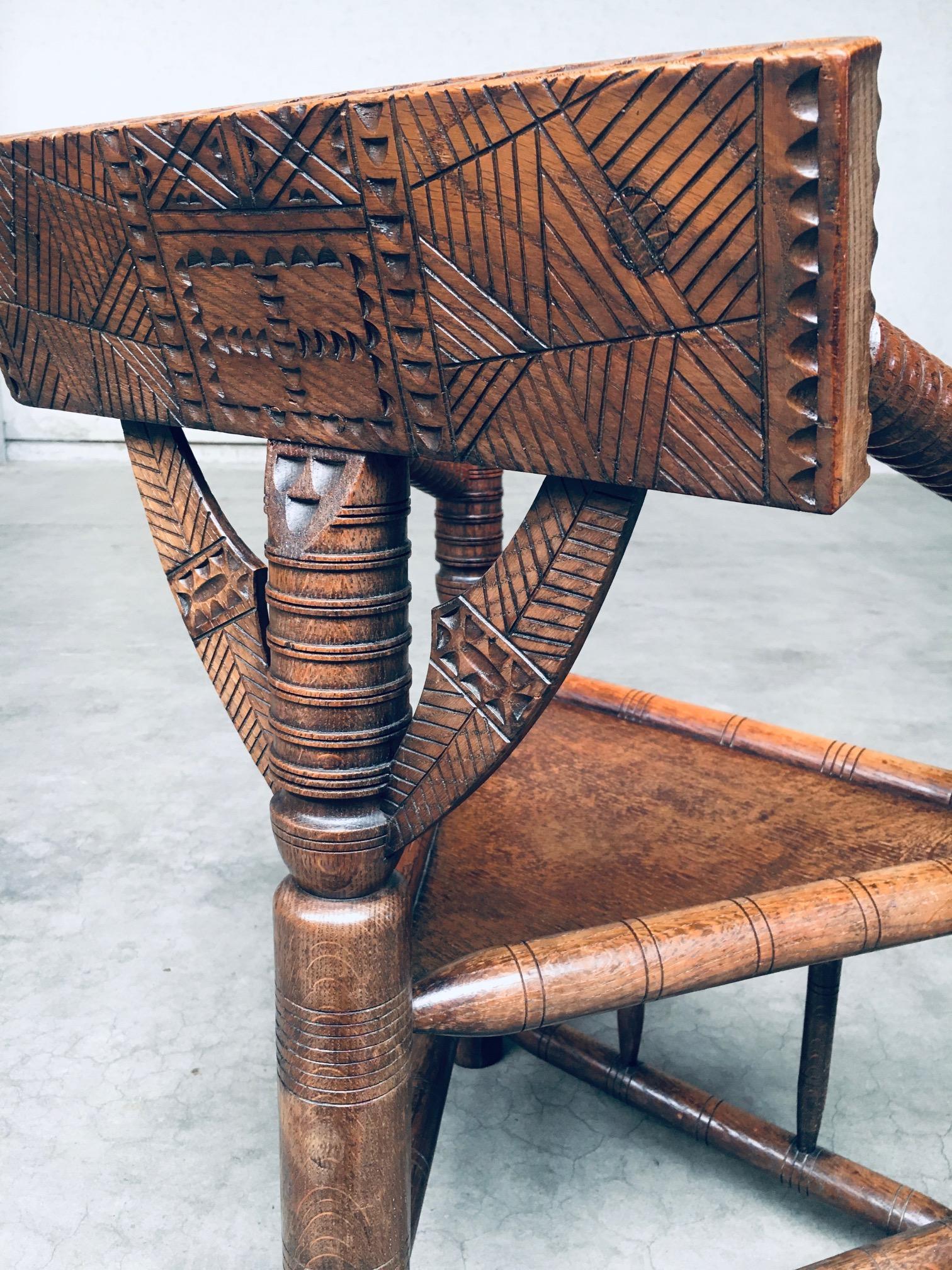 Chaise MONK brutaliste à trois pieds en chêne sculpté, Suède, années 1930 en vente 11