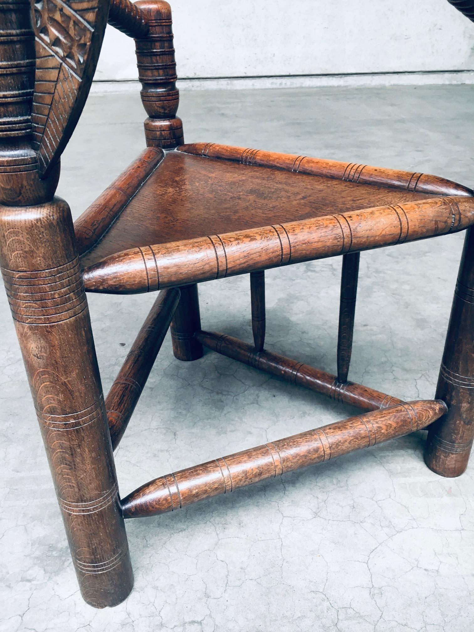 Chaise MONK brutaliste à trois pieds en chêne sculpté, Suède, années 1930 en vente 12