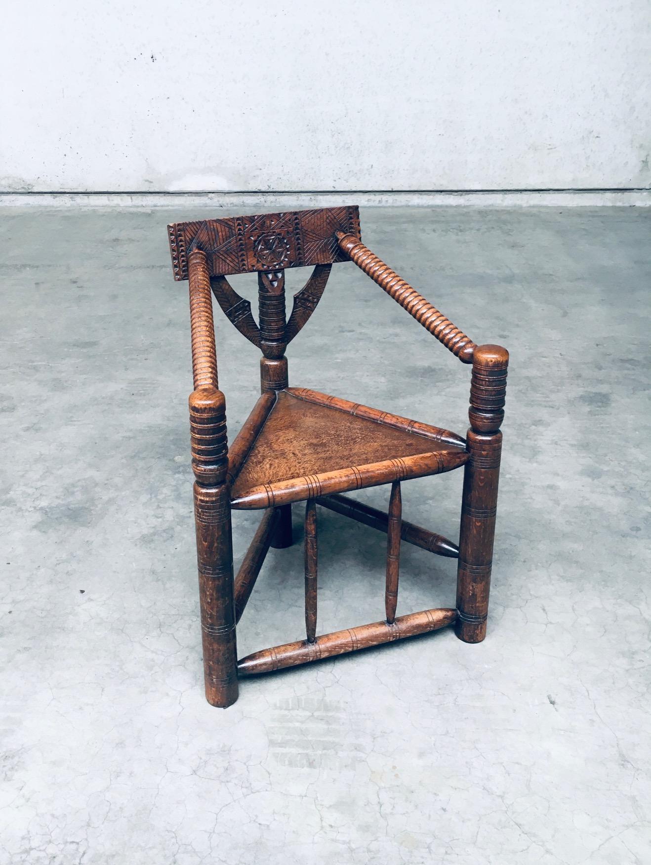 Chaise MONK vintage de style Brutalist. Fabriqué en Suède, années 1930 - début du 20e siècle. Chaise tripode en chêne massif avec d'épais accoudoirs et pieds tournés et un dossier magnifiquement sculpté. Ce produit est en très bon état, entièrement