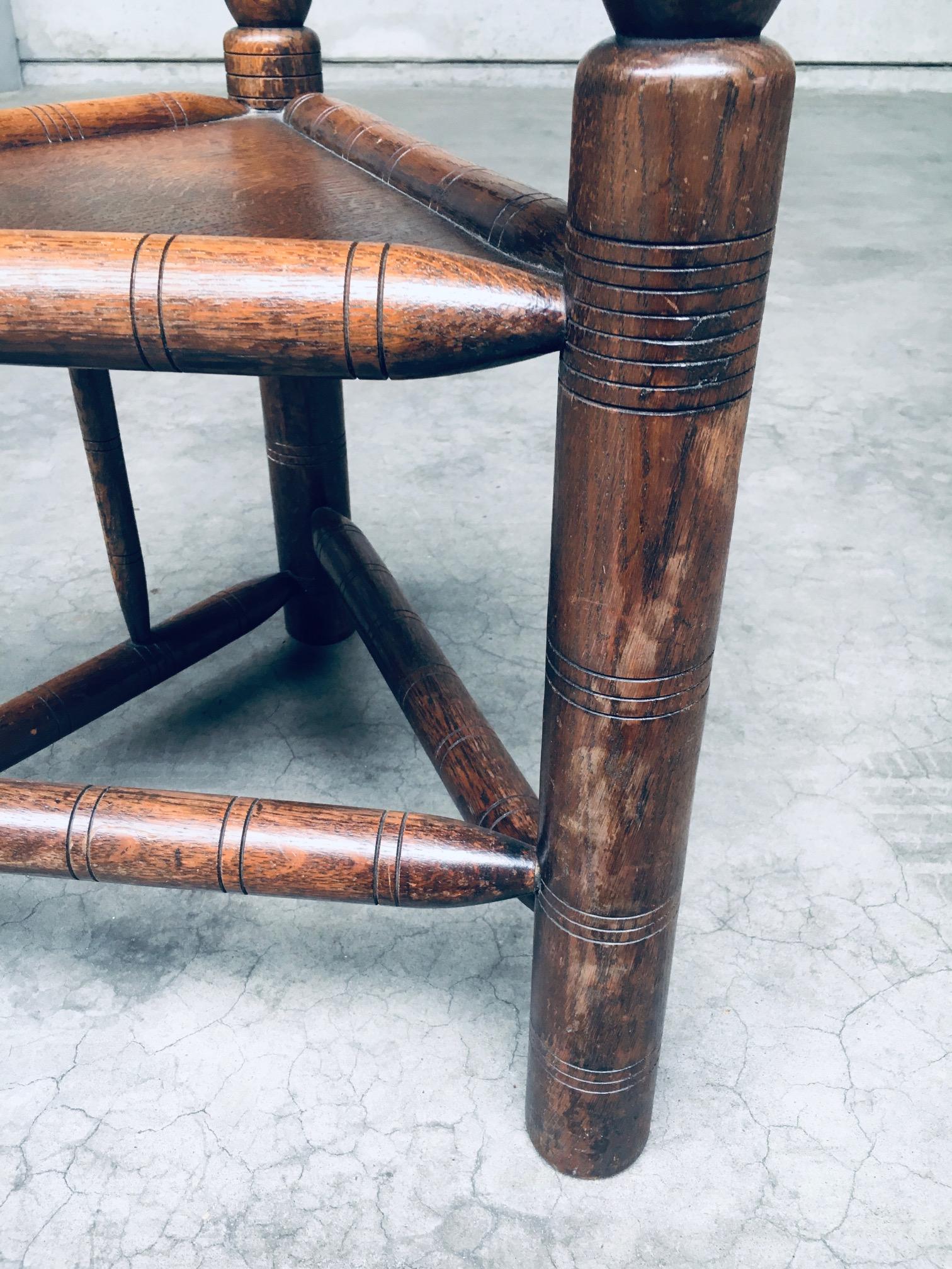 Chaise MONK brutaliste à trois pieds en chêne sculpté, Suède, années 1930 en vente 13