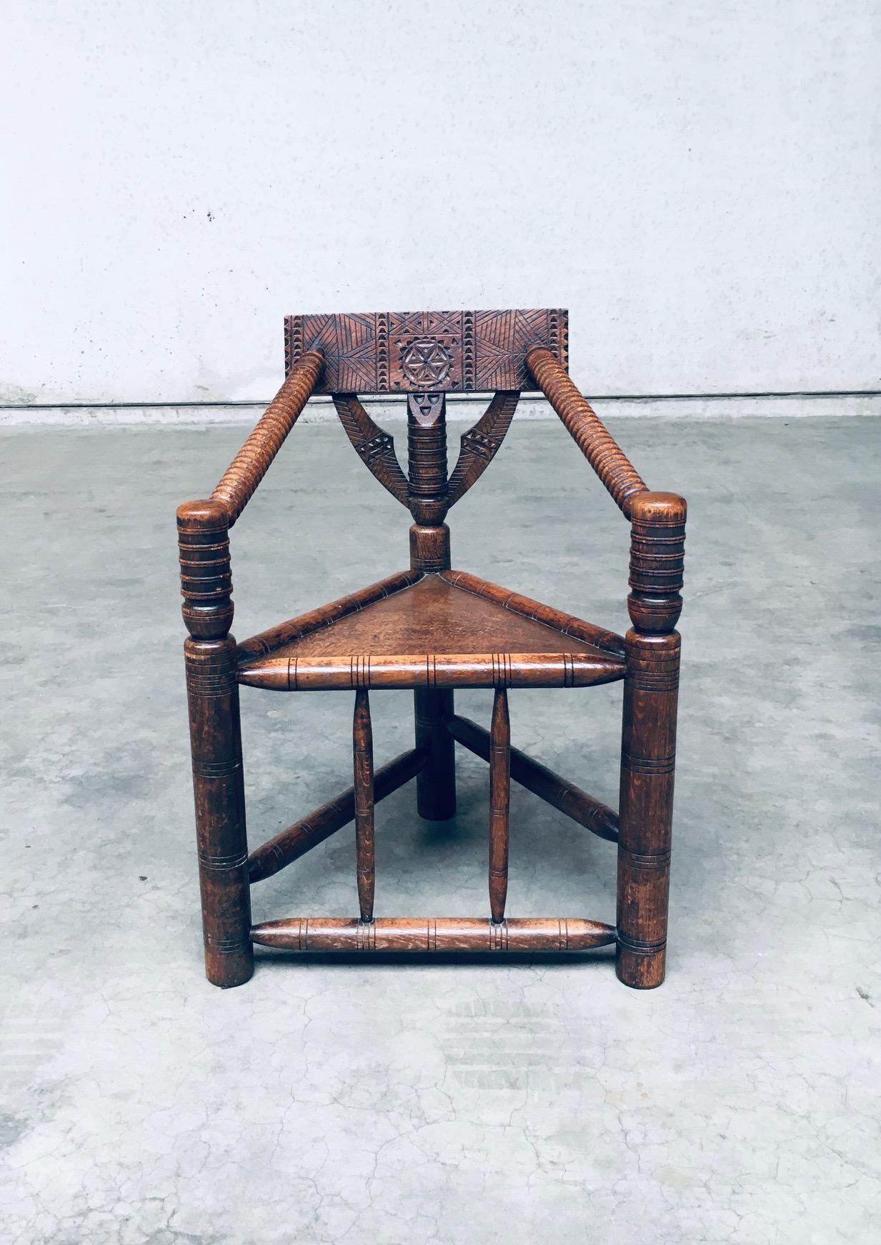 Brutalisme Chaise MONK brutaliste à trois pieds en chêne sculpté, Suède, années 1930 en vente