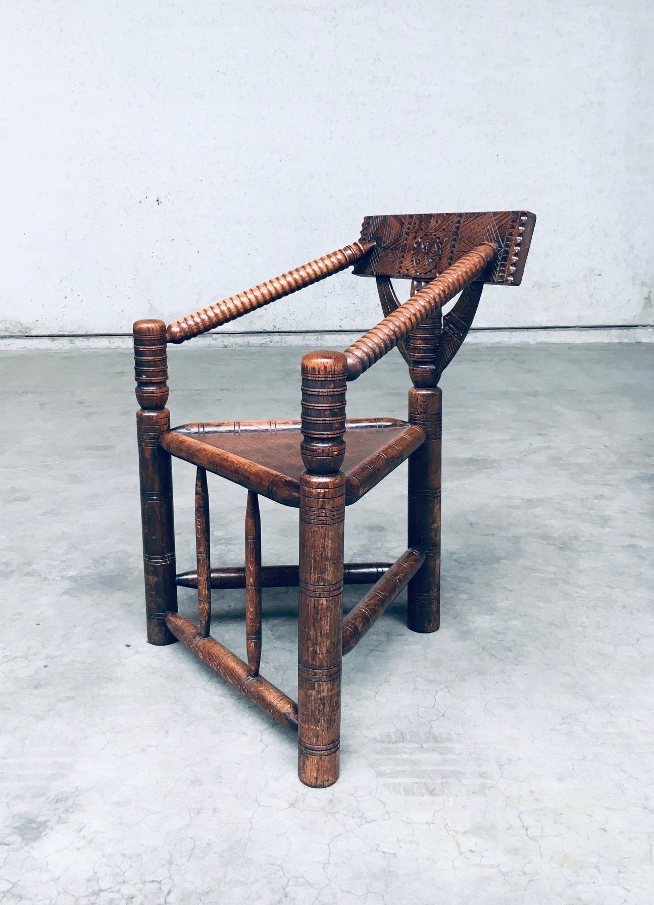 Suédois Chaise MONK brutaliste à trois pieds en chêne sculpté, Suède, années 1930 en vente