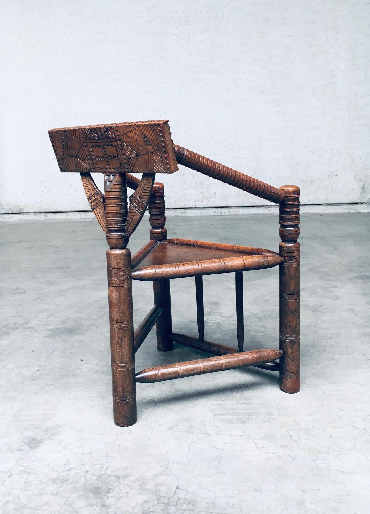 Milieu du XXe siècle Chaise MONK brutaliste à trois pieds en chêne sculpté, Suède, années 1930 en vente