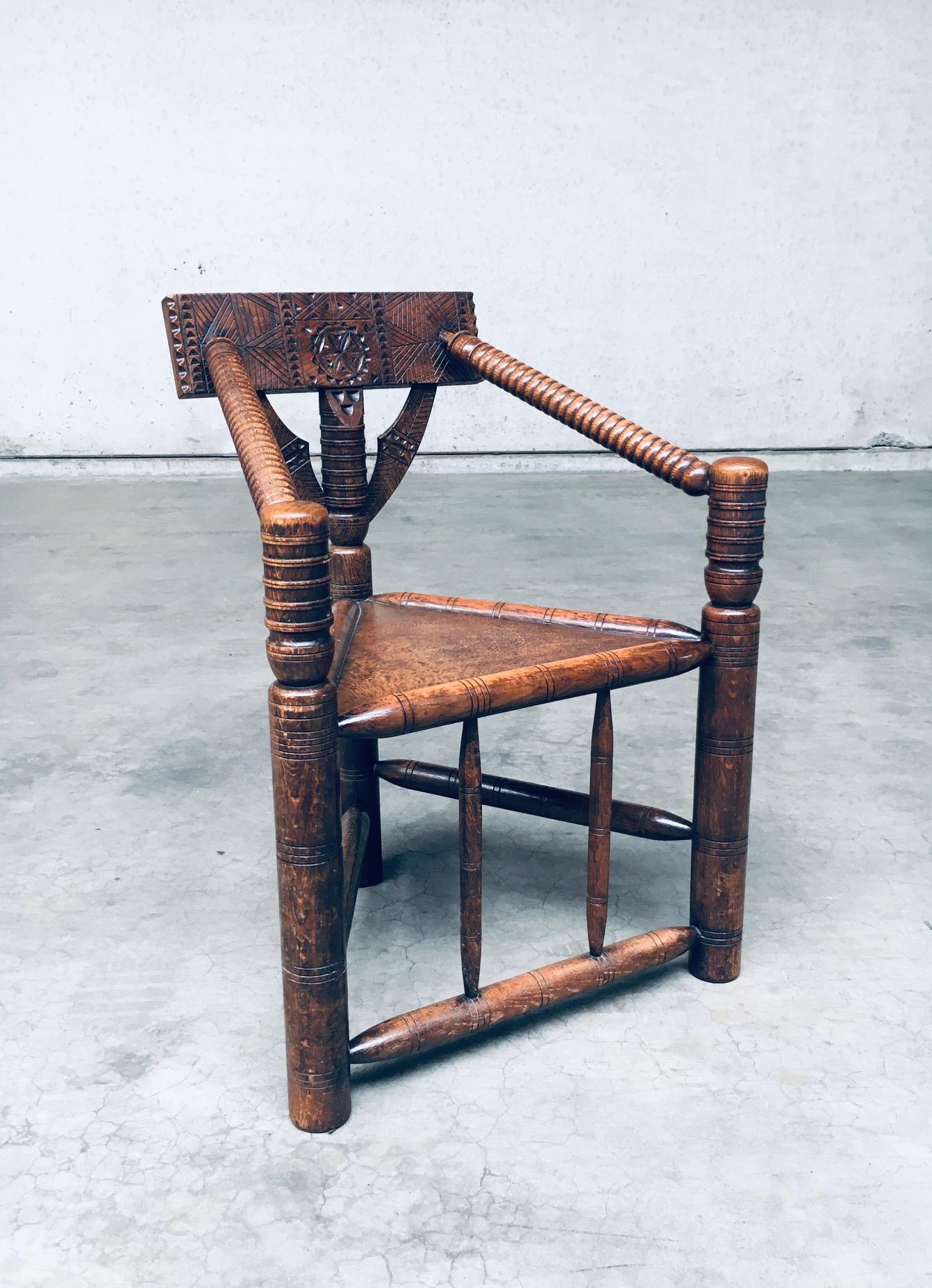 Chêne Chaise MONK brutaliste à trois pieds en chêne sculpté, Suède, années 1930 en vente