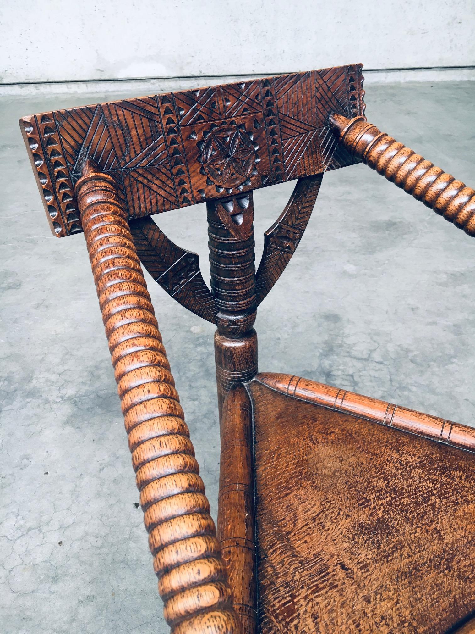 Chaise MONK brutaliste à trois pieds en chêne sculpté, Suède, années 1930 en vente 1