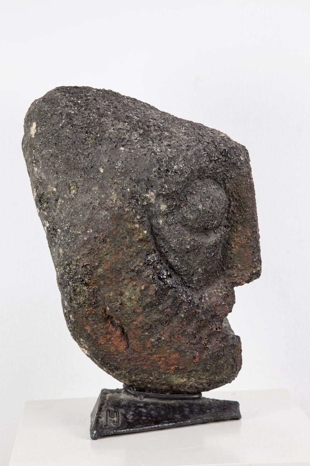 Brutalist Carved Stone Head by Jeno Murai, 1970's In Good Condition For Sale In Budapest, HU