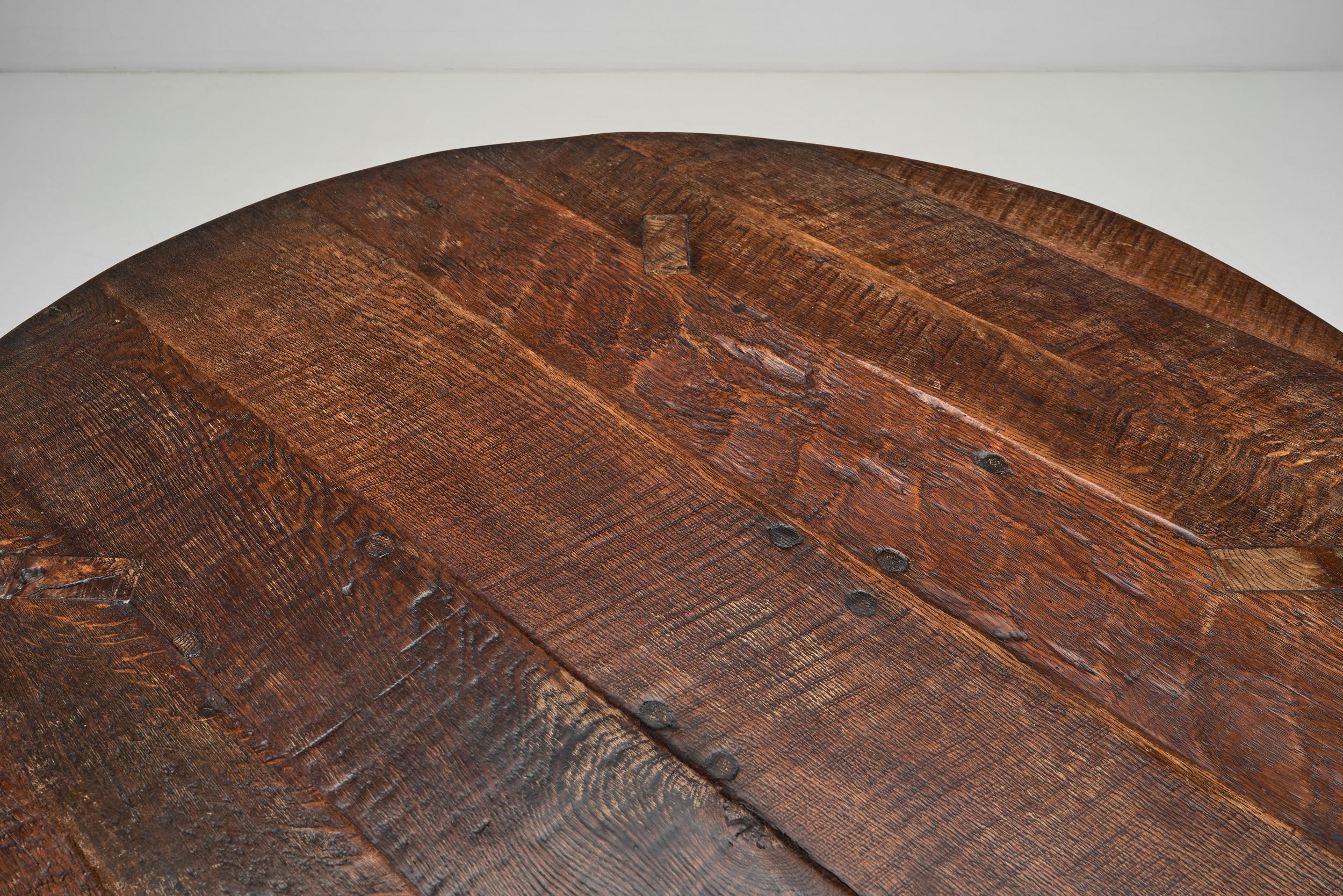 Brutalist Carved Wooden Coffee Table, Europe Mid-20th Century For Sale 4