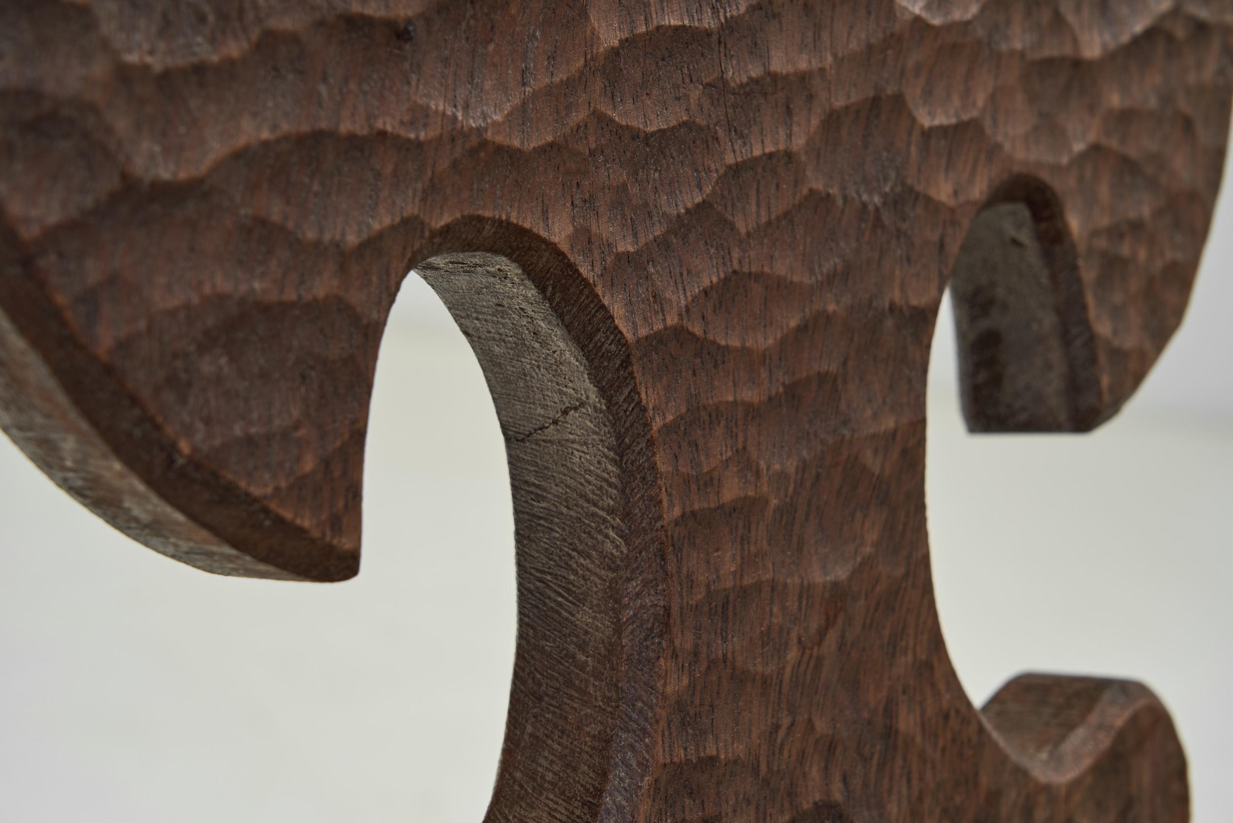 Brutalistische geschnitzte Kaminstühle aus Holz, Spanien ca. 1960er Jahre im Angebot 4