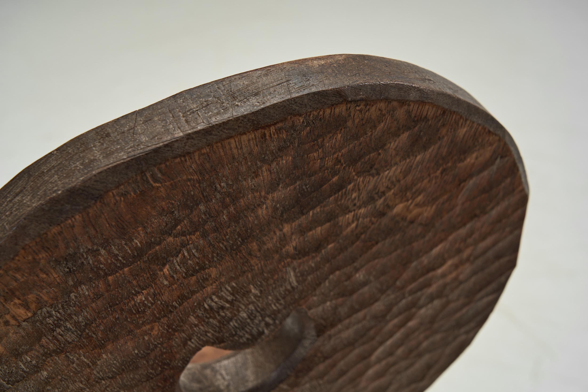 Brutalistische geschnitzte Kaminstühle aus Holz, Spanien ca. 1960er Jahre im Angebot 5