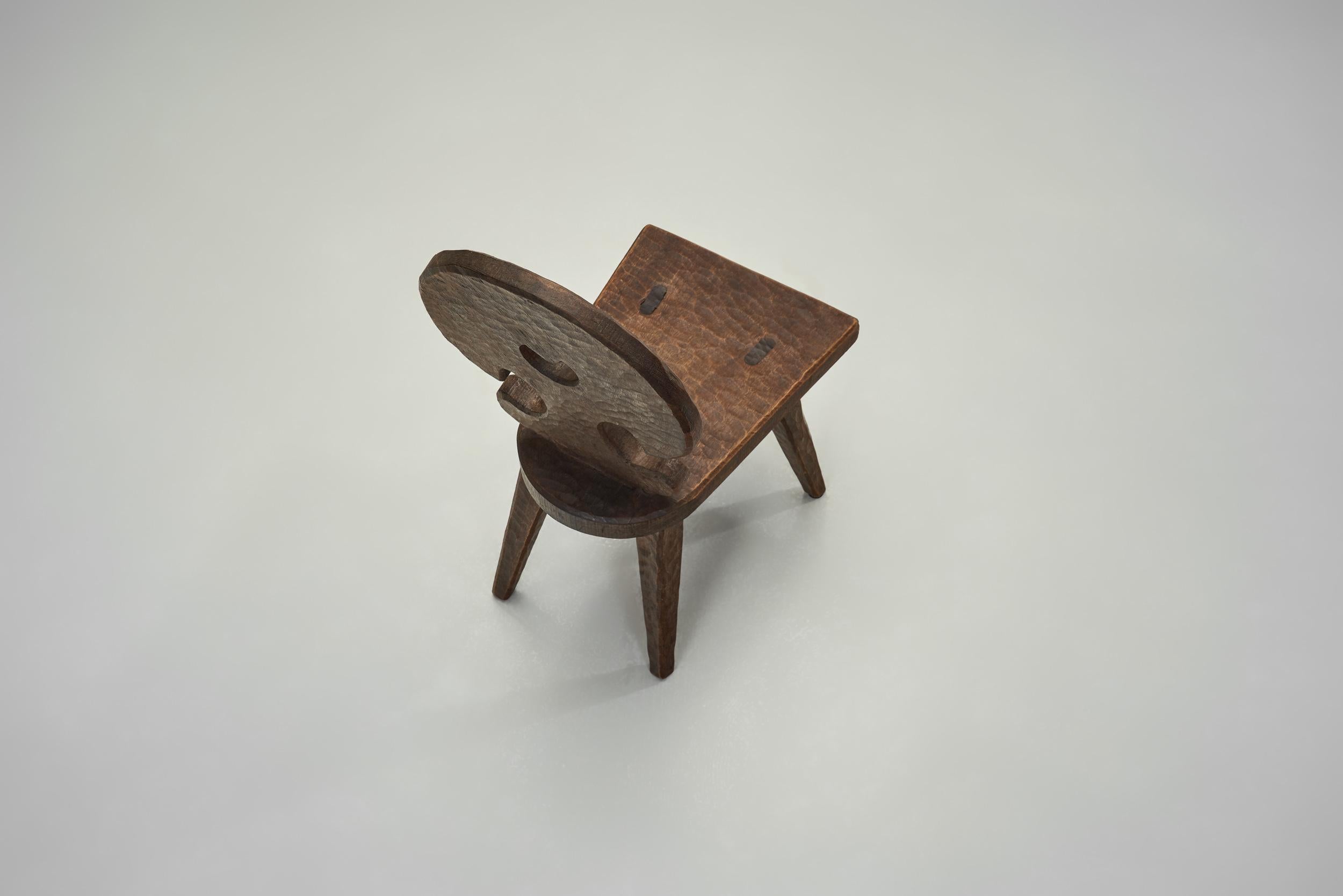 Brutalistische geschnitzte Kaminstühle aus Holz, Spanien ca. 1960er Jahre (Mitte des 20. Jahrhunderts) im Angebot