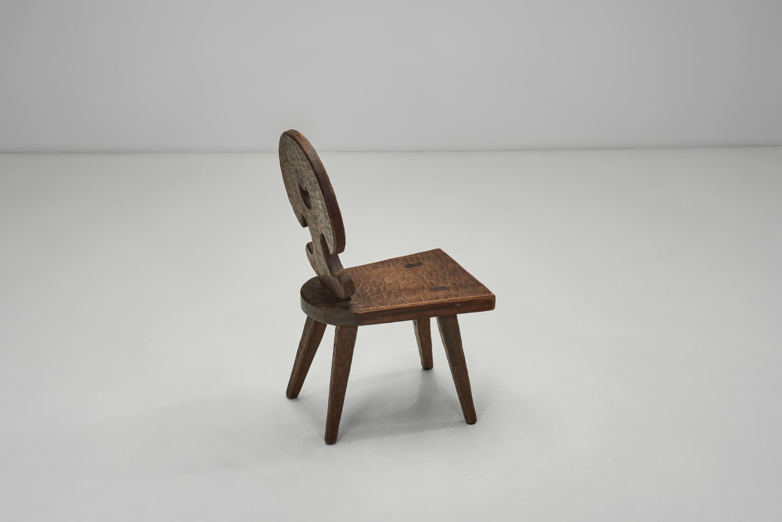 Brutalistische geschnitzte Kaminstühle aus Holz, Spanien ca. 1960er Jahre im Angebot 1