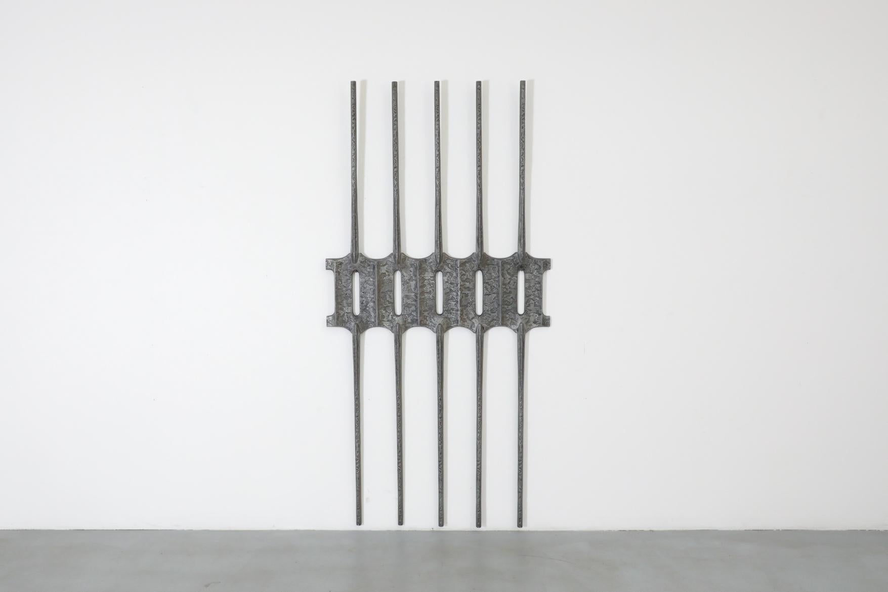 Panneau de porte décoratif en fonte d'aluminium brutaliste, allemand, des années 1970, avec une incroyable surface texturée. Eleg est destiné à être fixé sur une façade de porte pour lui donner de l'élégance et de l'audace architecturale, mais il