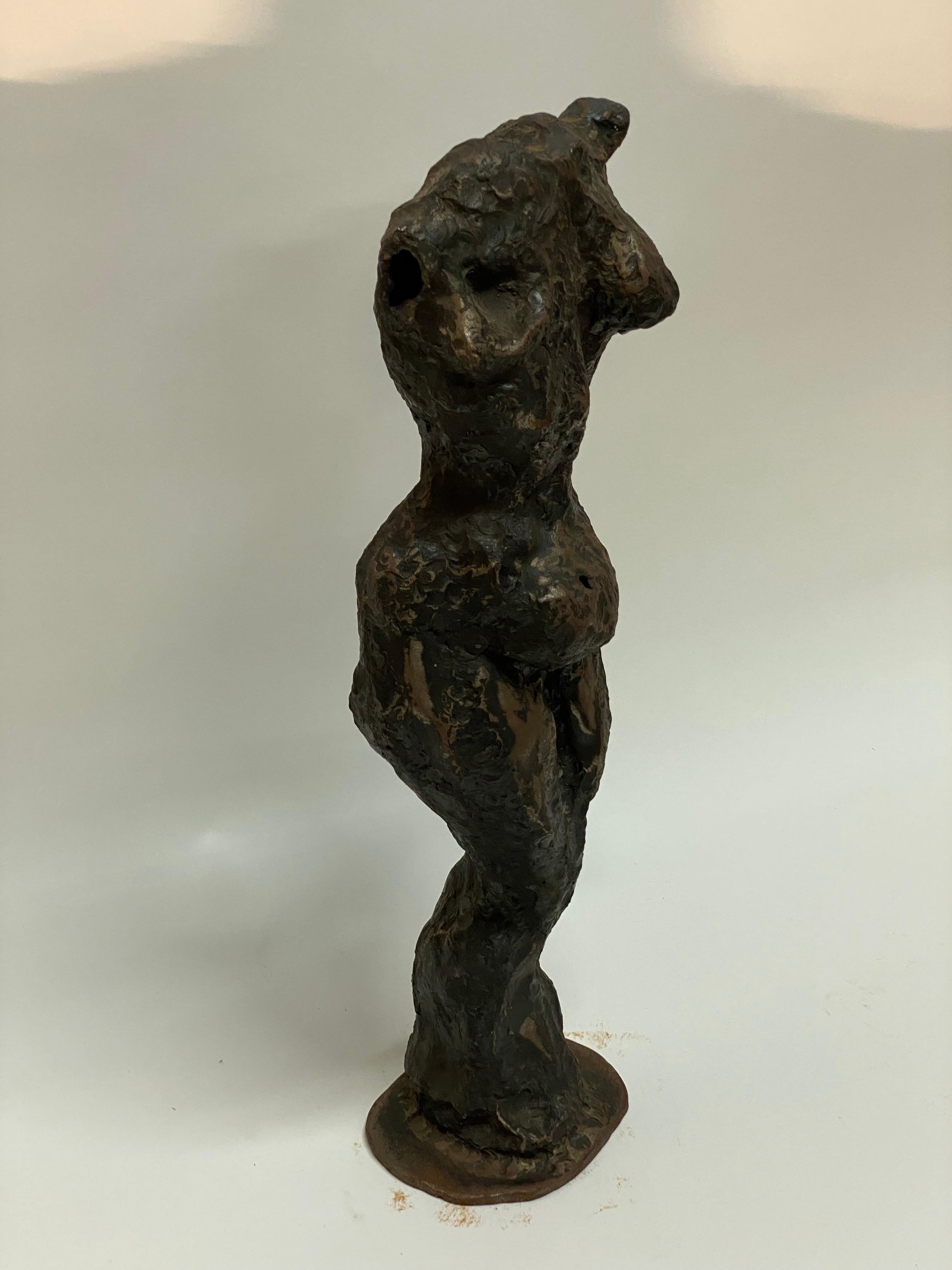 Sculpture féminine brute en acier coulé et découpé au chalumeau. Un nu curviligne 
