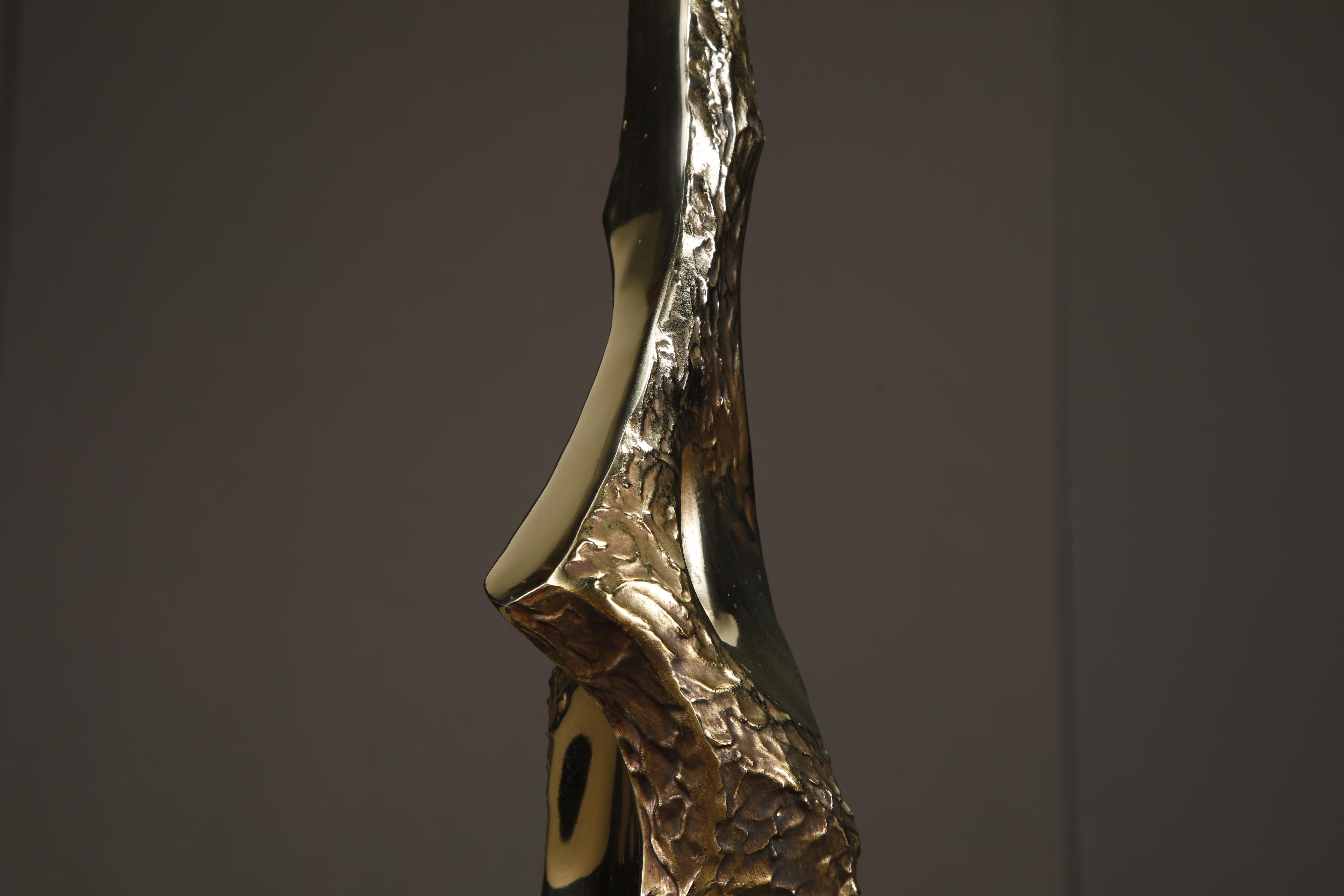 Lampada da tavolo brutalista in ottone fuso e noce di Laurel, USA, anni '70 in vendita 7