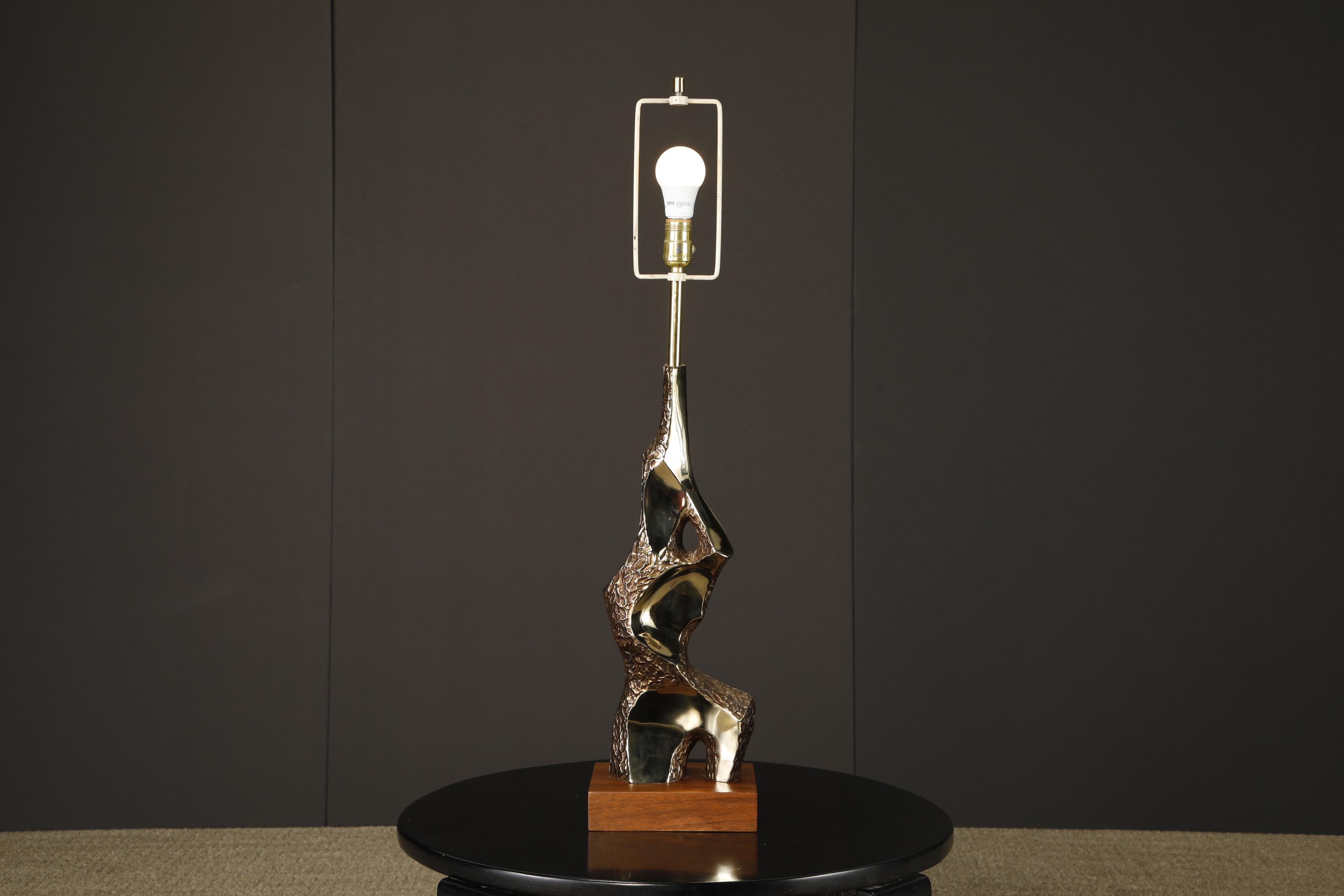 Lampada da tavolo brutalista in ottone fuso e noce di Laurel, USA, anni '70 in vendita 12