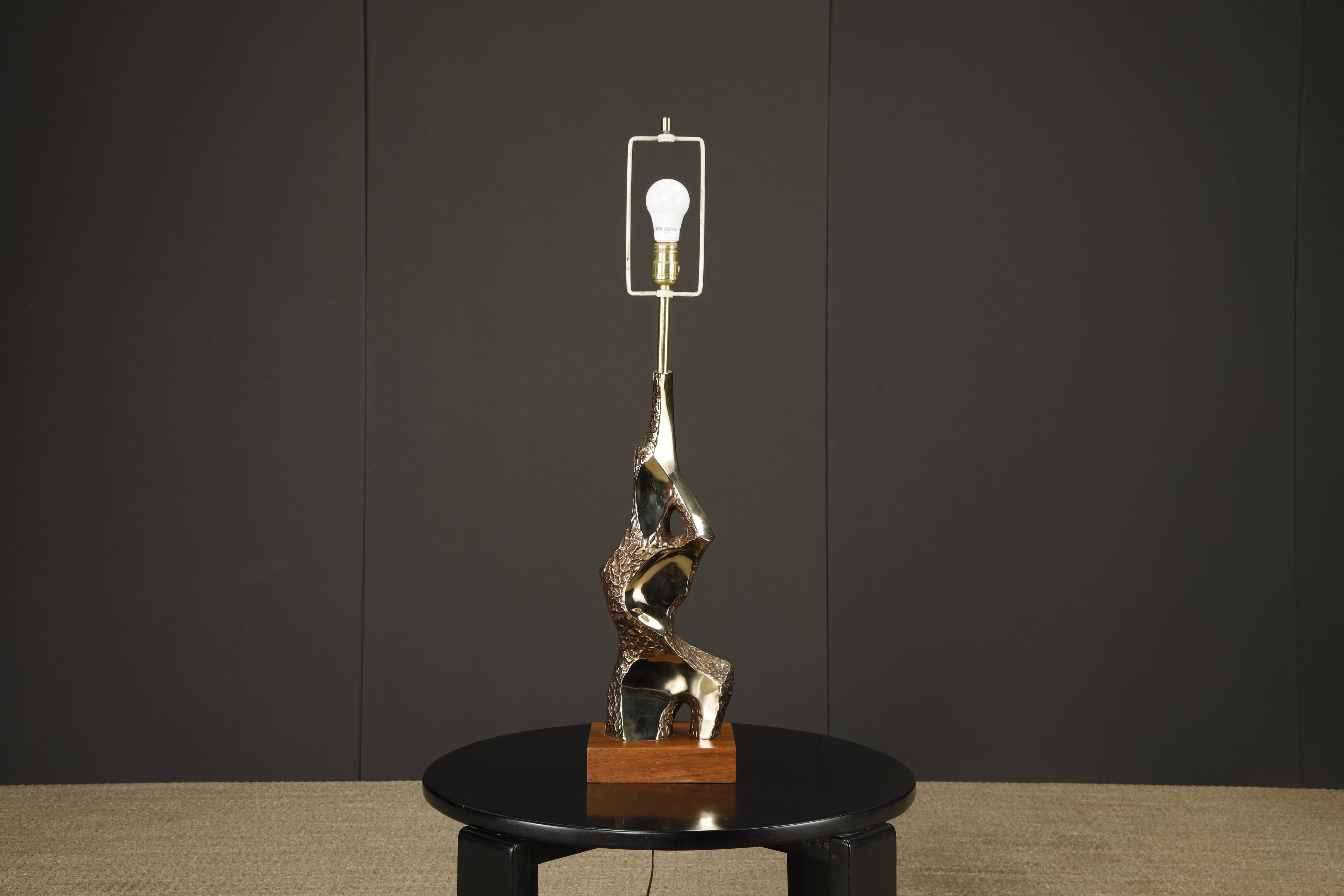 Una straordinaria lampada da tavolo scultorea di Laurel Lamp Company, risalente agli anni '70 ed esemplificativa dell'estetica audace del Brutalismo americano. Il corpo in ottone fuso presenta un gioco dinamico di superfici lucide e cesellate,