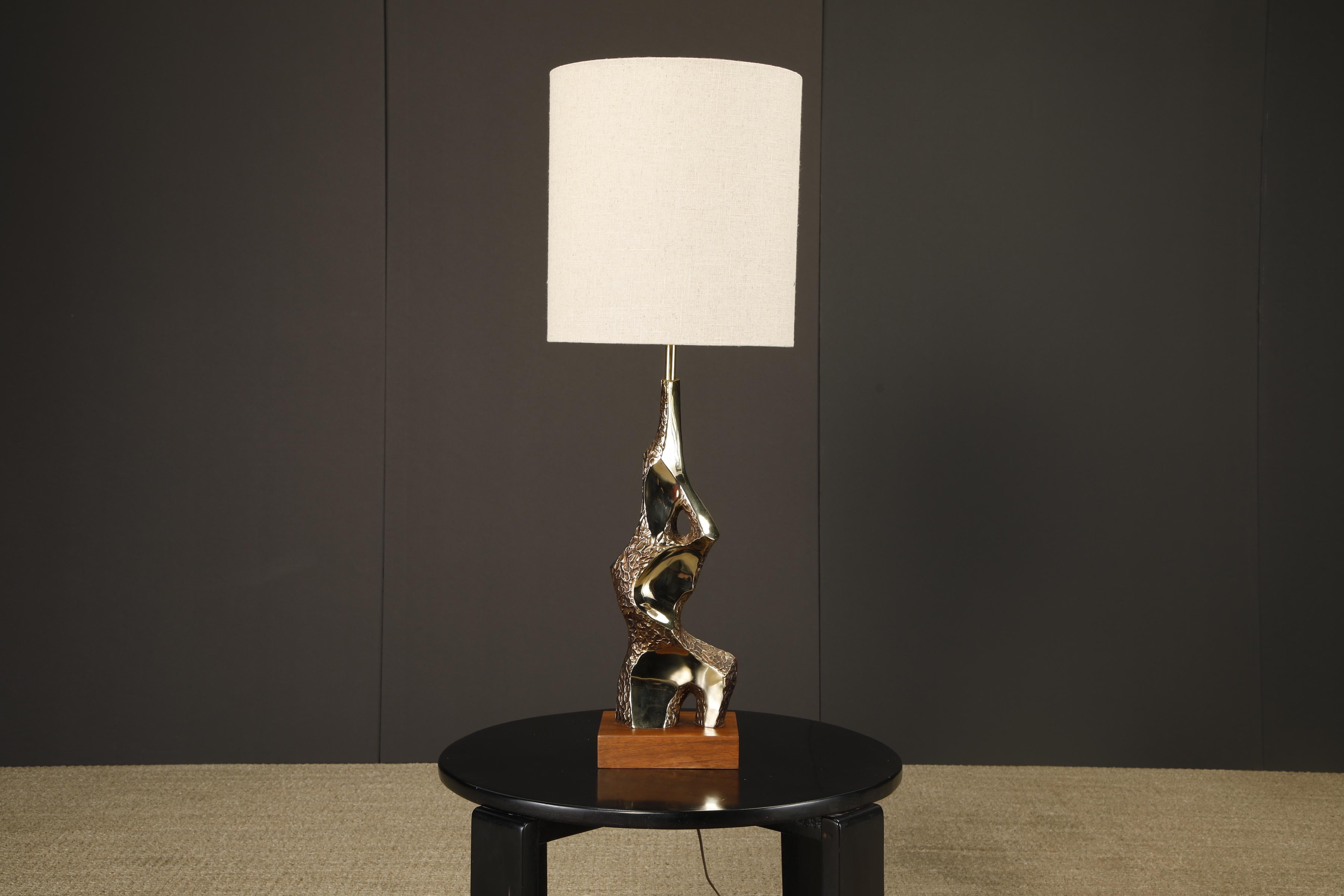 Lampada da tavolo brutalista in ottone fuso e noce di Laurel, USA, anni '70 in vendita 13