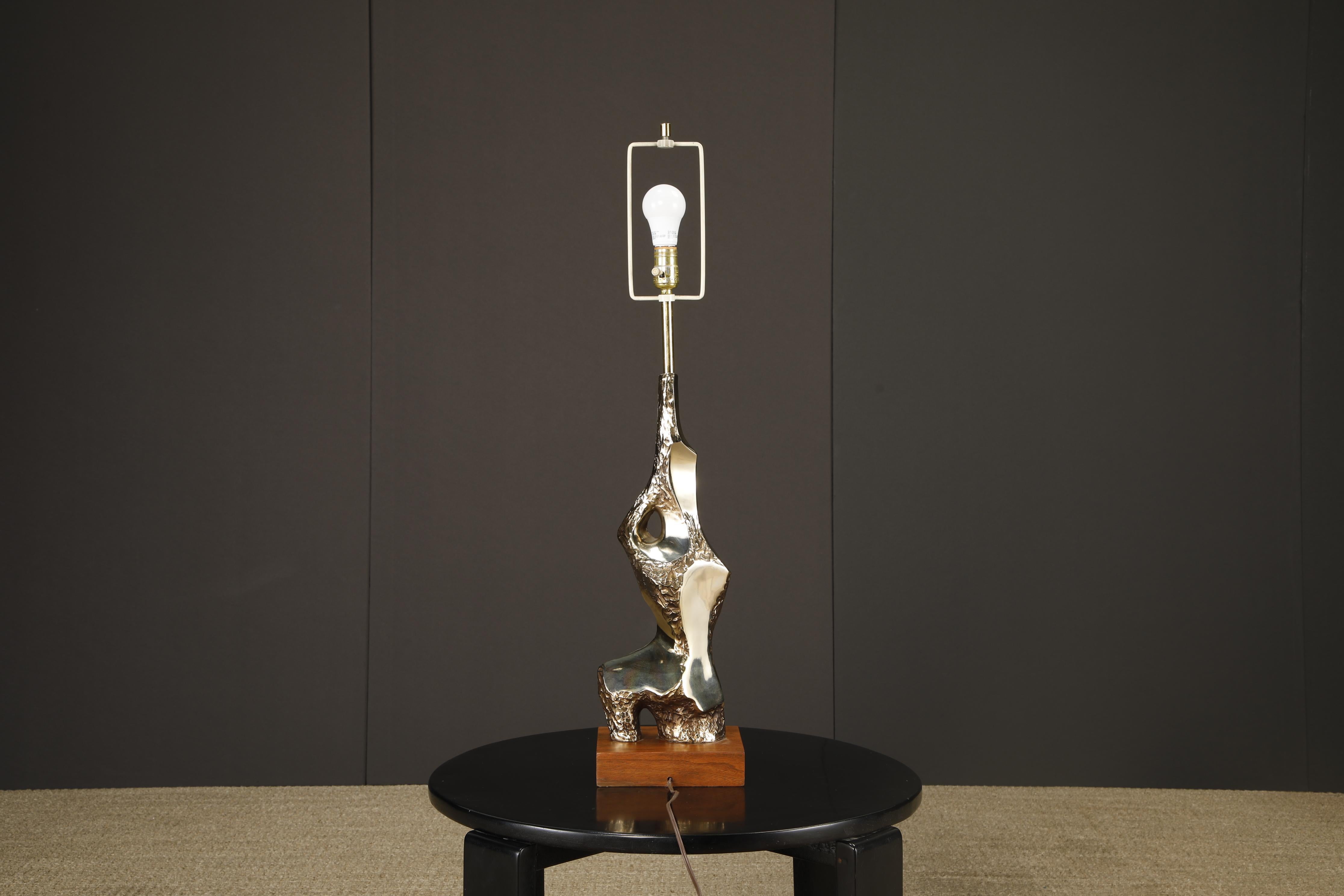 Lampada da tavolo brutalista in ottone fuso e noce di Laurel, USA, anni '70 In condizioni buone in vendita a Los Angeles, CA