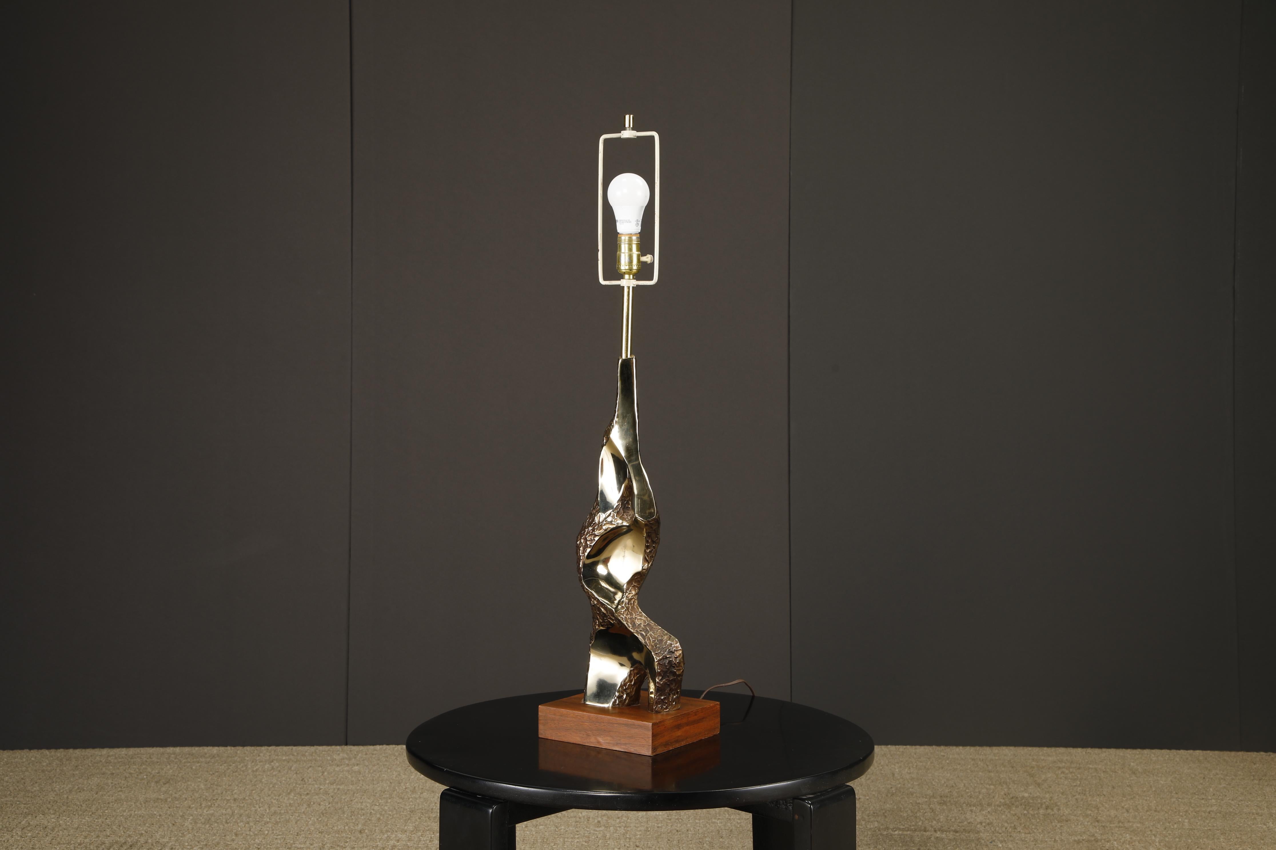 Lampada da tavolo brutalista in ottone fuso e noce di Laurel, USA, anni '70 in vendita 1