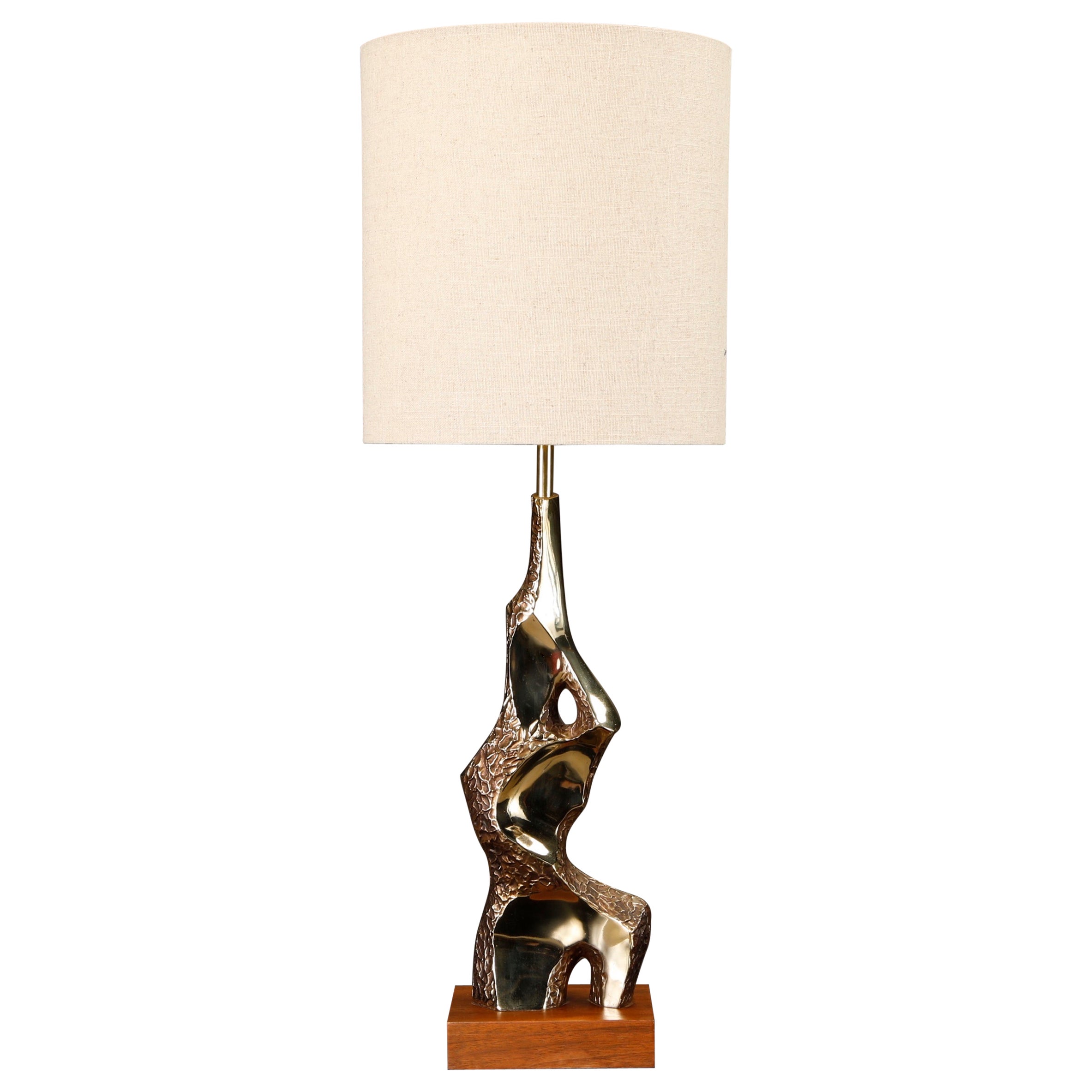 Lampada da tavolo brutalista in ottone fuso e noce di Laurel, USA, anni '70 in vendita