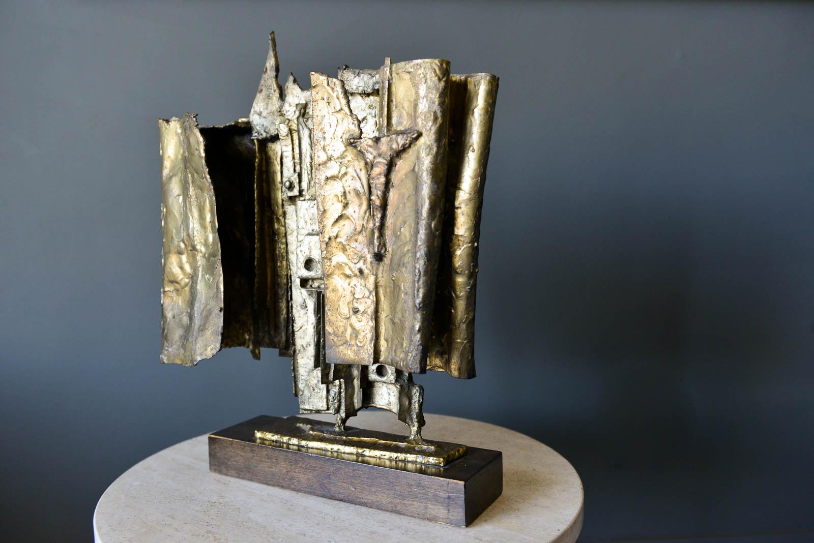 Brutalistische Skulptur aus Bronzeguss:: signiert JBT '64. Bronze auf einem Holzsockel:: vom Künstler signiert:: mit schöner Patina auf der Bronze. 

Maße: 18 H x 14