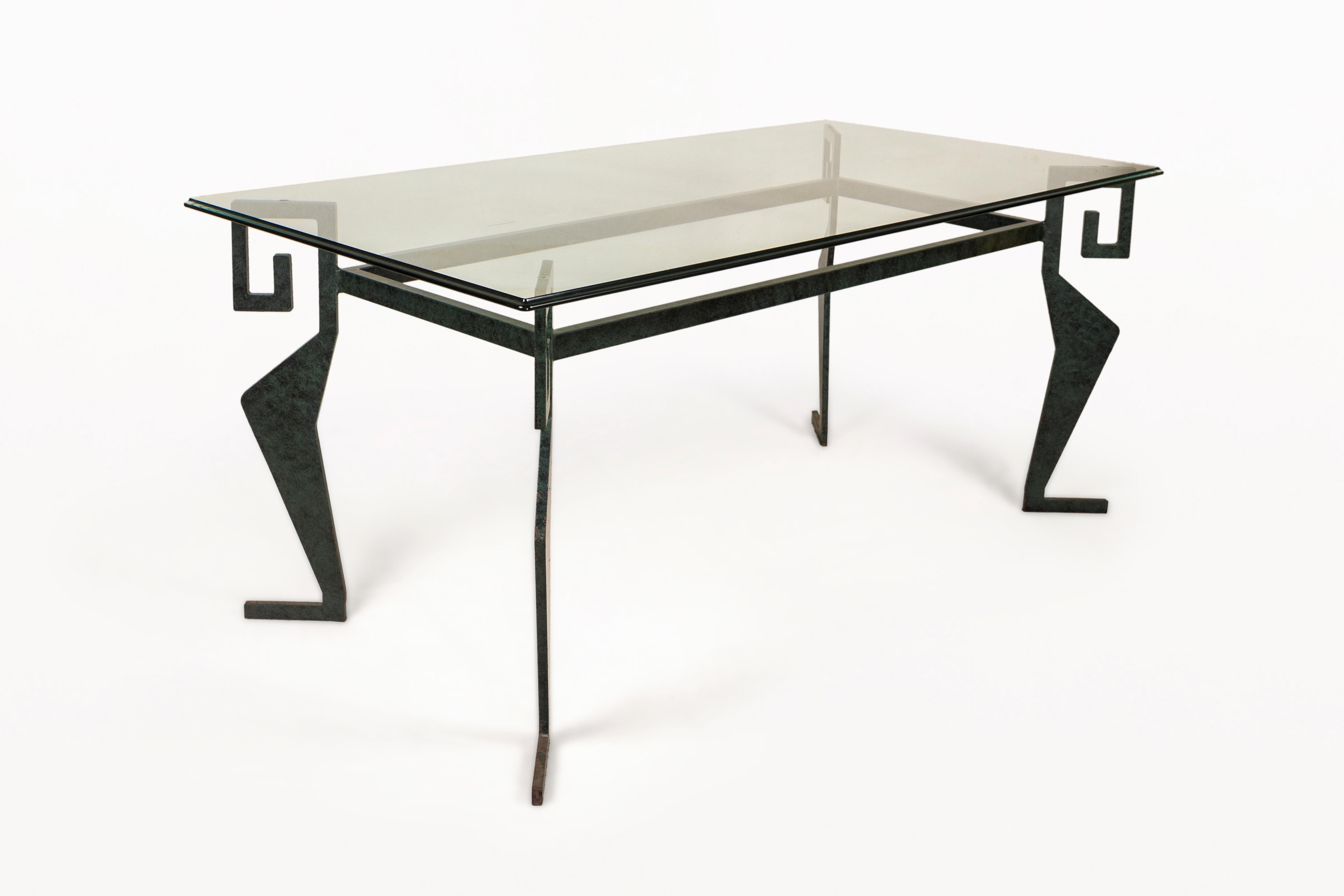 DESCRIZIONE: Tavolo da centro brutalista in ghisa di Valenti, CIRCA 1970, Spagna
Patina antica
Revival greco
Solido Valenti costruito con top in vetro
CONDIZIONE: buone condizioni. Usura coerente con l'età e l'uso.
DIMENSIONI: Altezza: 76,5 cm (30